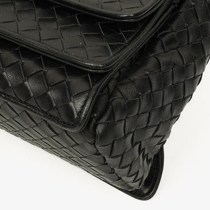 Bottega Veneta Schwarze Intrecciato Leder Geflochtener Griff Klapp-Schultertasche