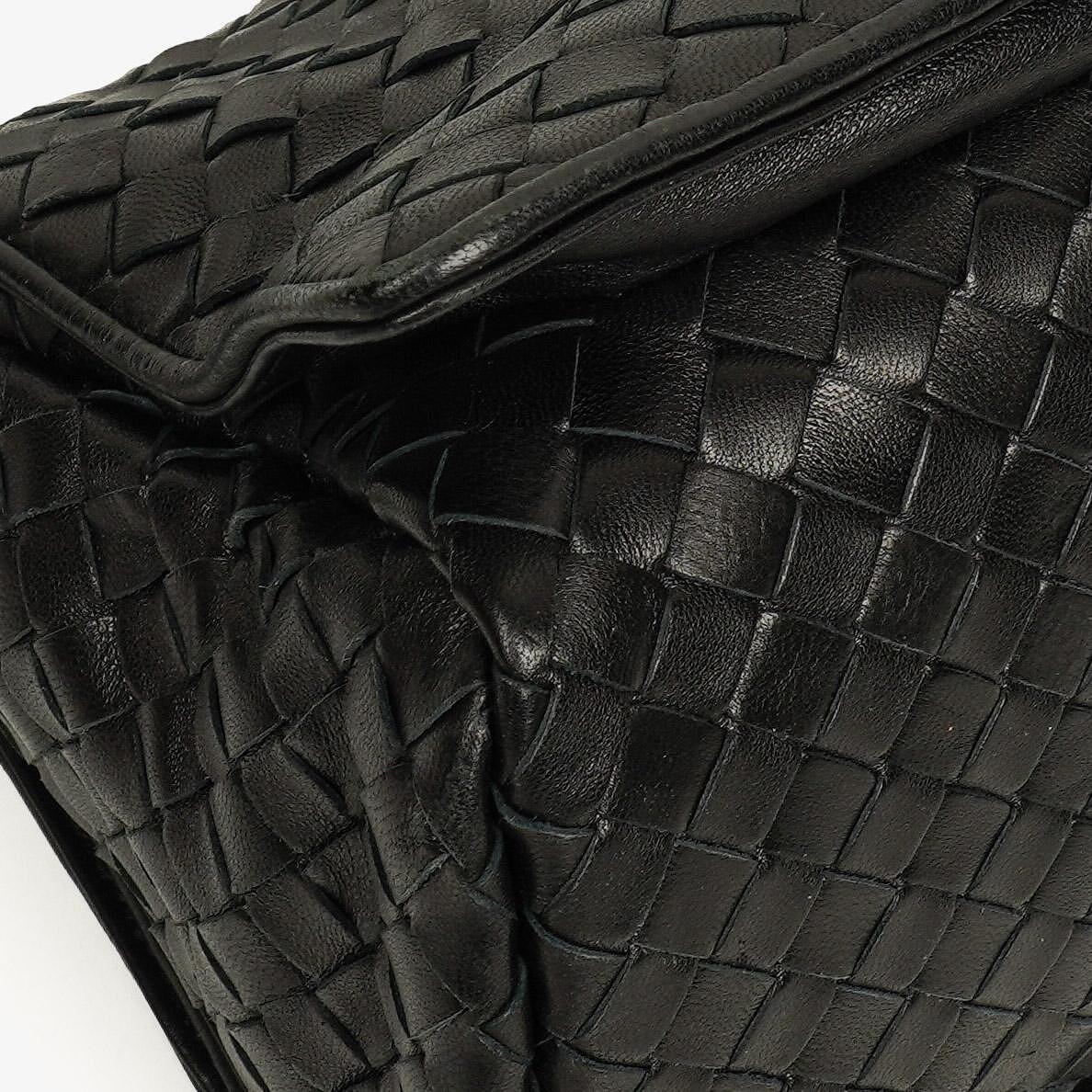 Bottega Veneta Schwarze Intrecciato Leder Geflochtener Griff Klapp-Schultertasche