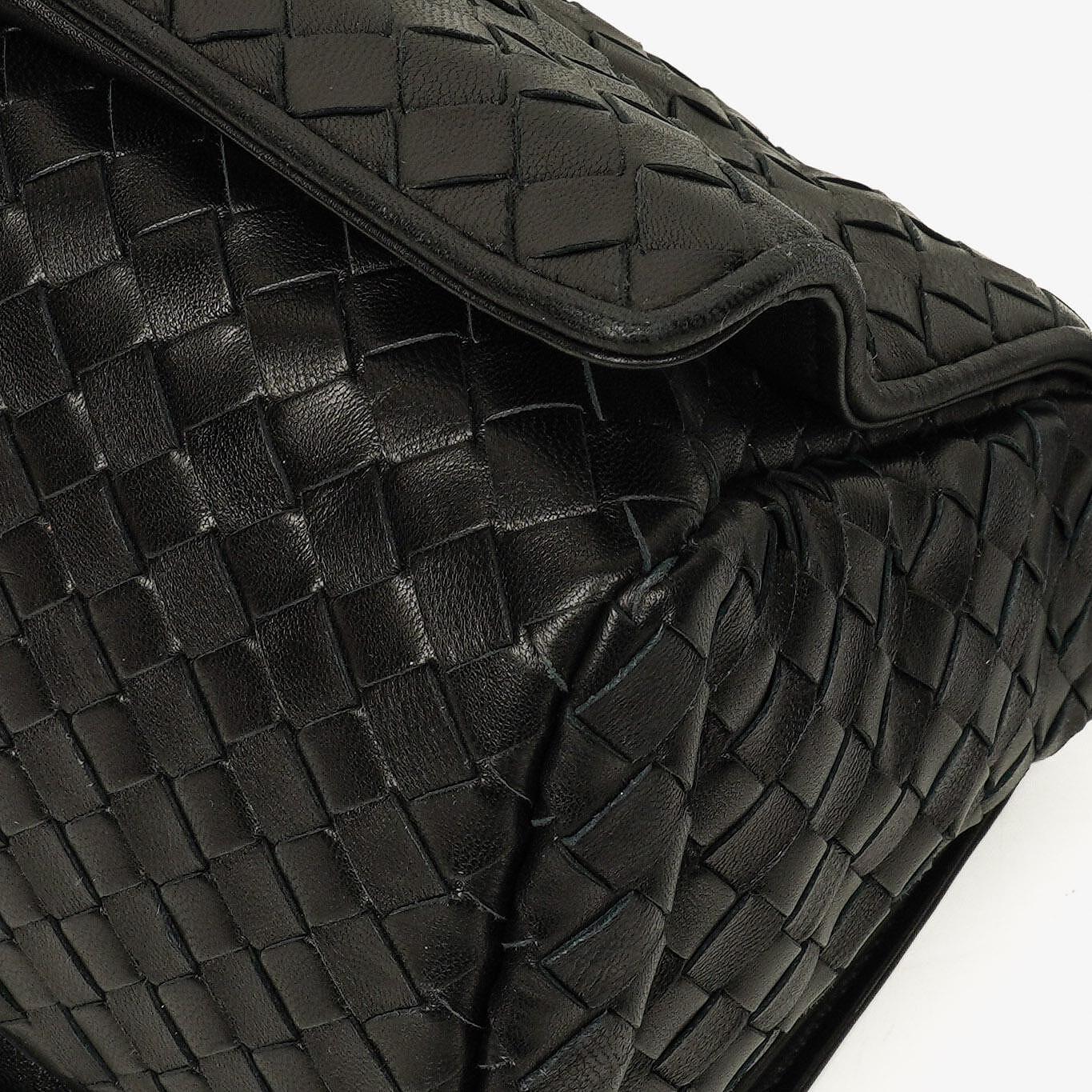 Bottega Veneta Schwarze Intrecciato Leder Geflochtener Griff Klapp-Schultertasche