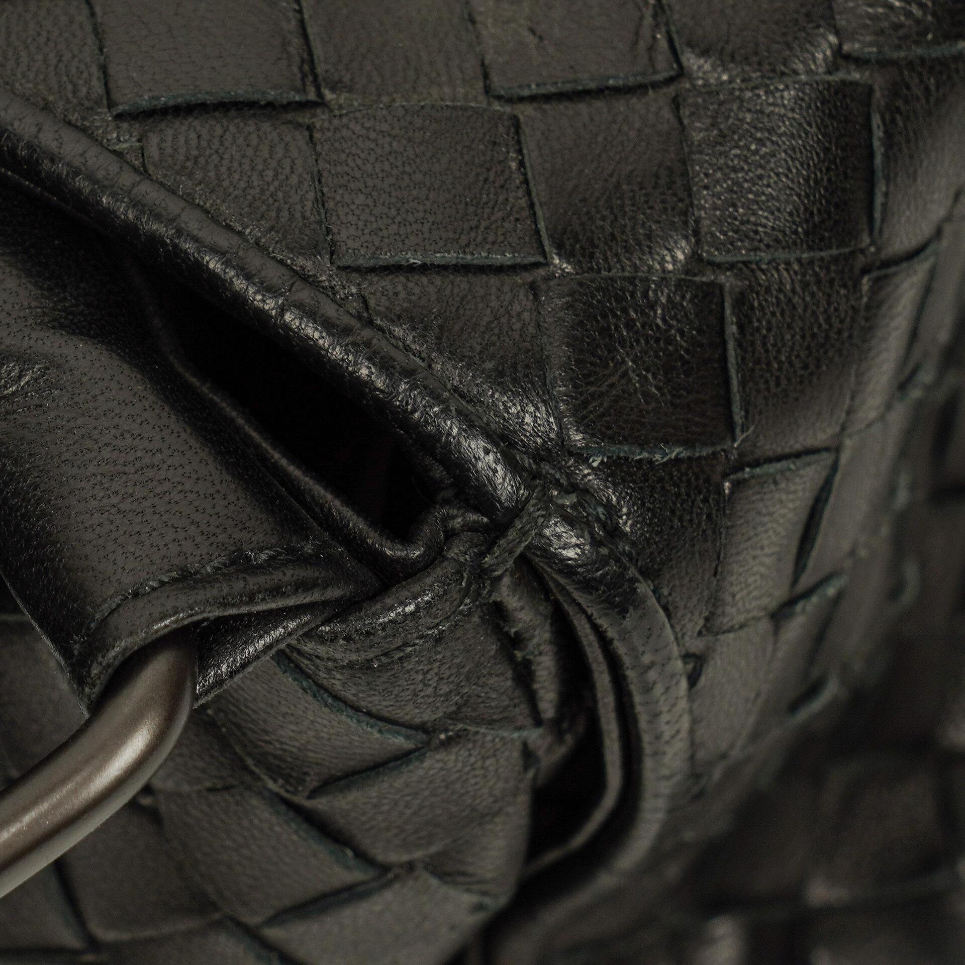 Bottega Veneta Schwarze Intrecciato Leder Geflochtener Griff Klapp-Schultertasche