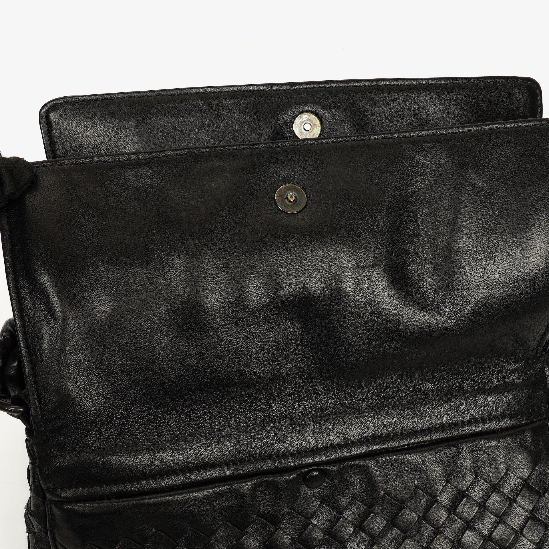 Bottega Veneta Schwarze Intrecciato Leder Geflochtener Griff Klapp-Schultertasche