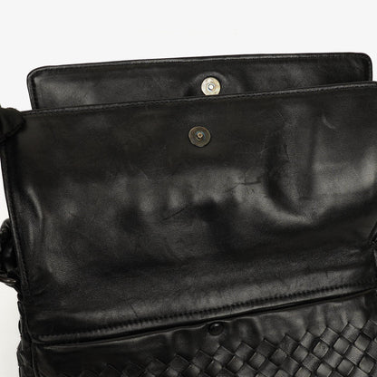 Bottega Veneta Schwarze Intrecciato Leder Geflochtener Griff Klapp-Schultertasche