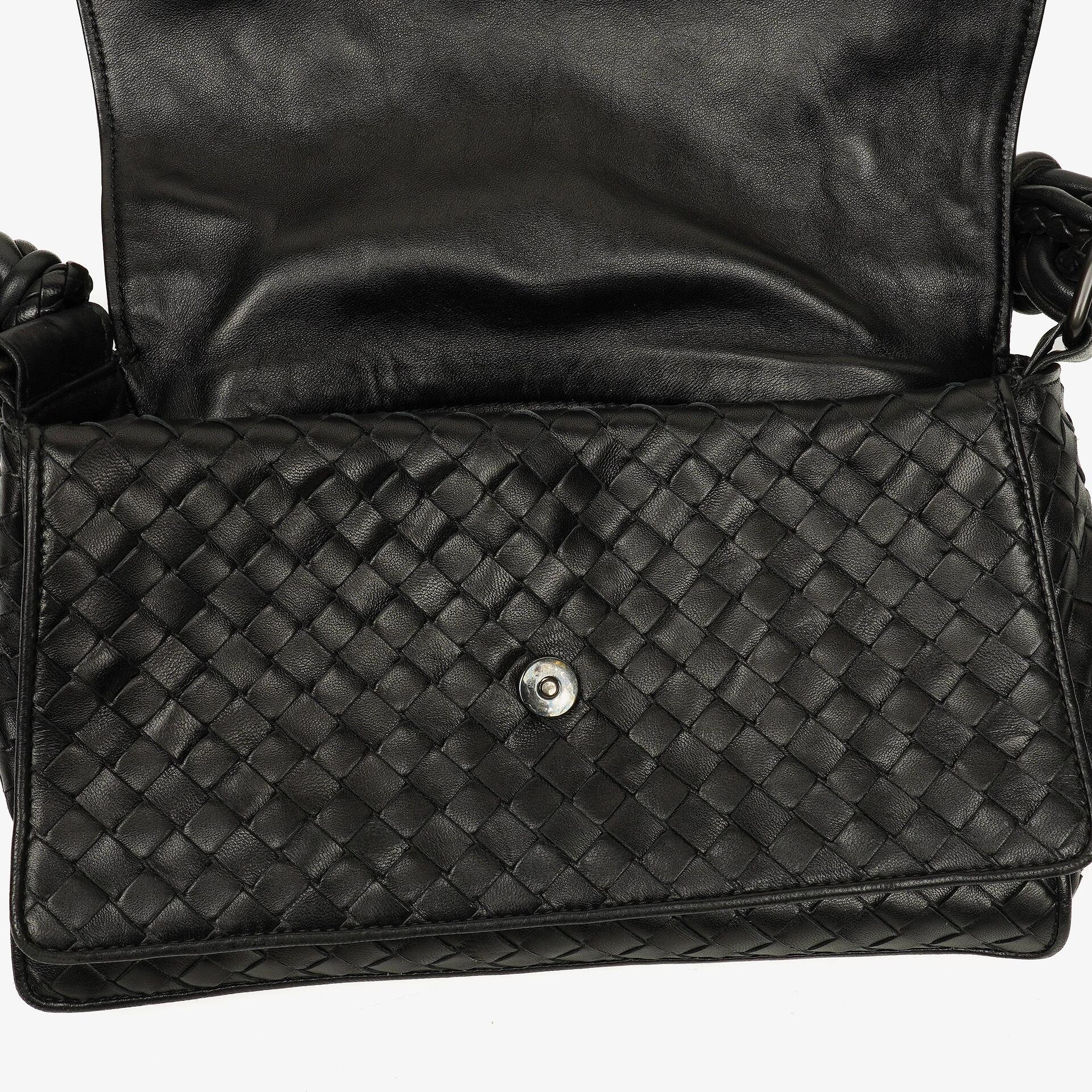 Bottega Veneta Schwarze Intrecciato Leder Geflochtener Griff Klapp-Schultertasche