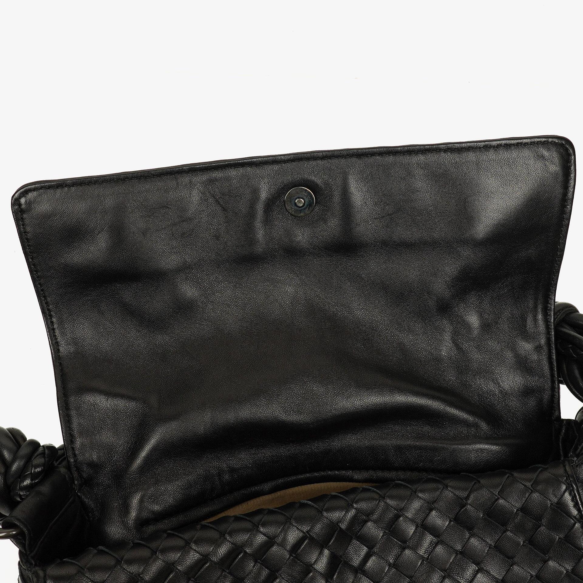 Bottega Veneta Schwarze Intrecciato Leder Geflochtener Griff Klapp-Schultertasche