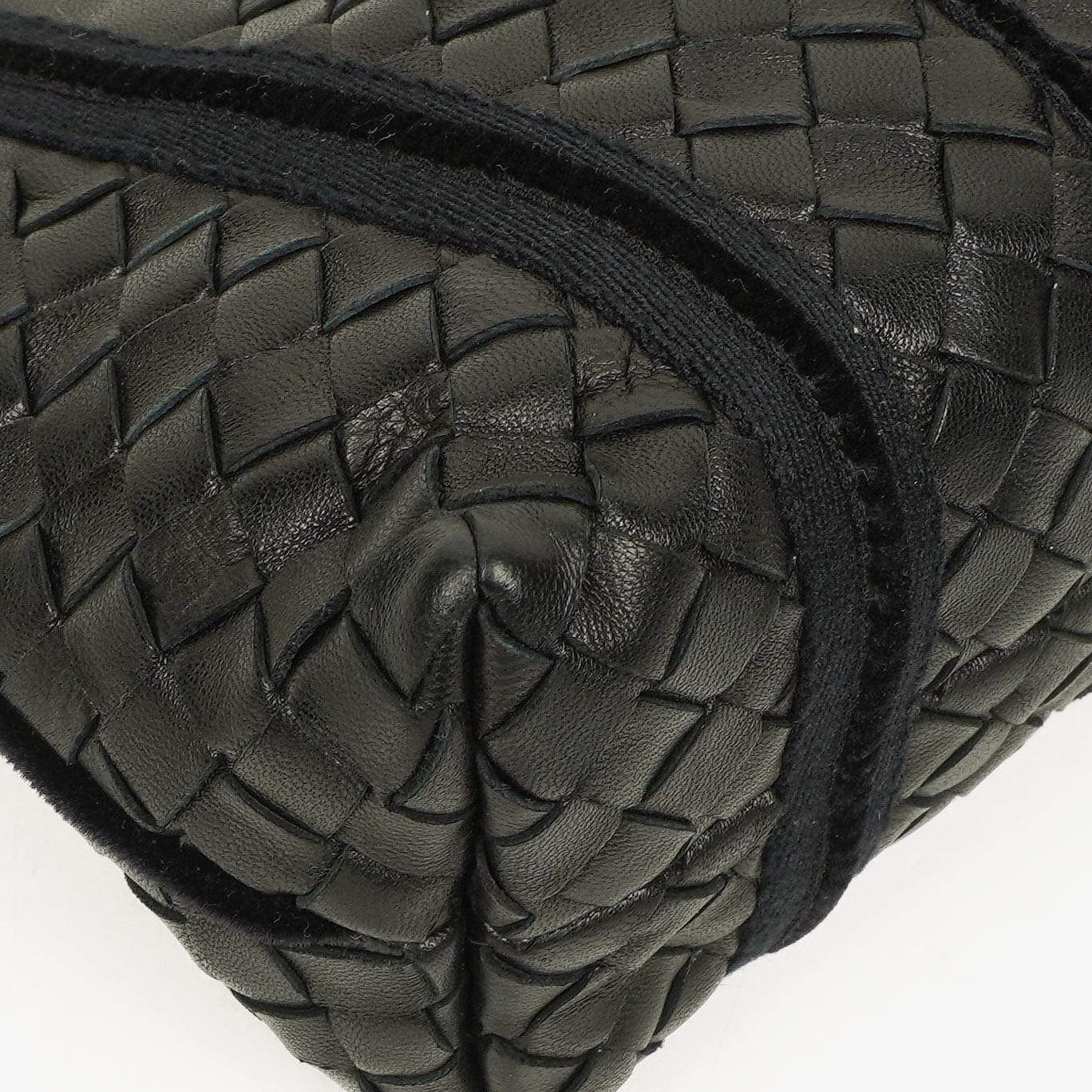 Bottega Veneta Intrecciato Schultertasche aus schwarzem Leder