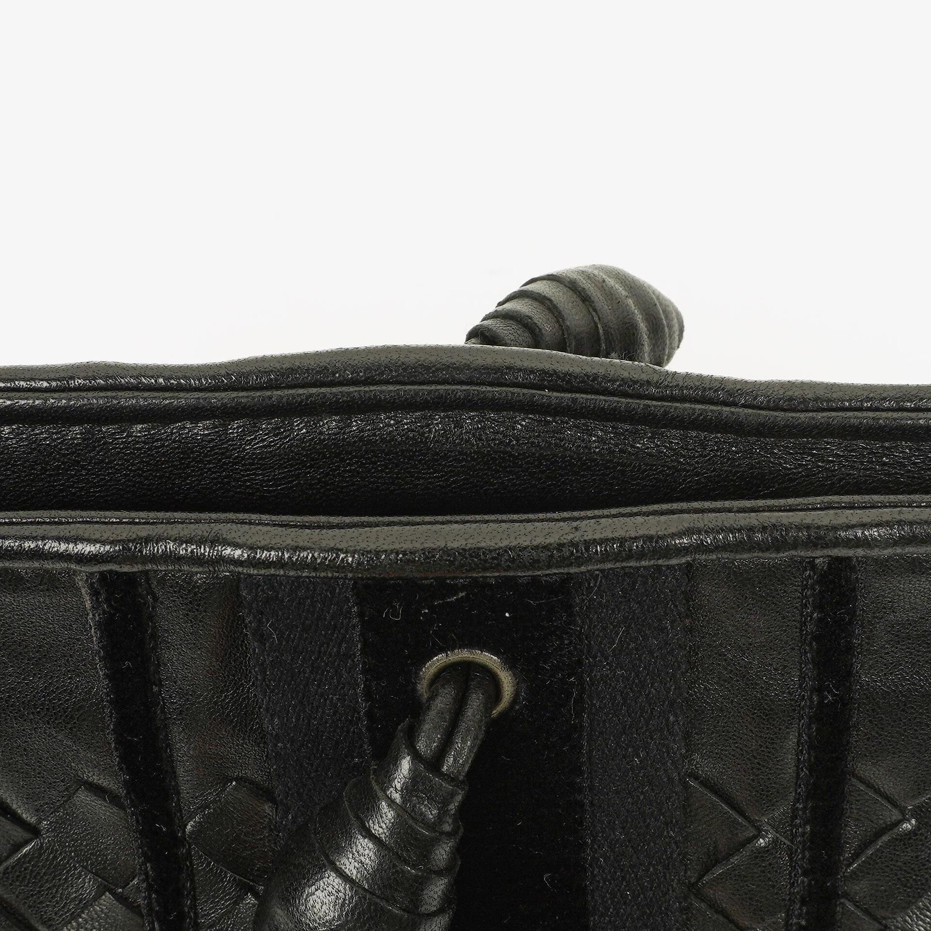 Bottega Veneta Intrecciato Schultertasche aus schwarzem Leder