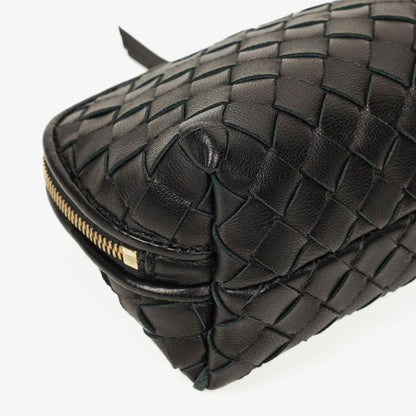Bottega Veneta Kosmetiktasche aus schwarzem Intrecciato Nappaleder