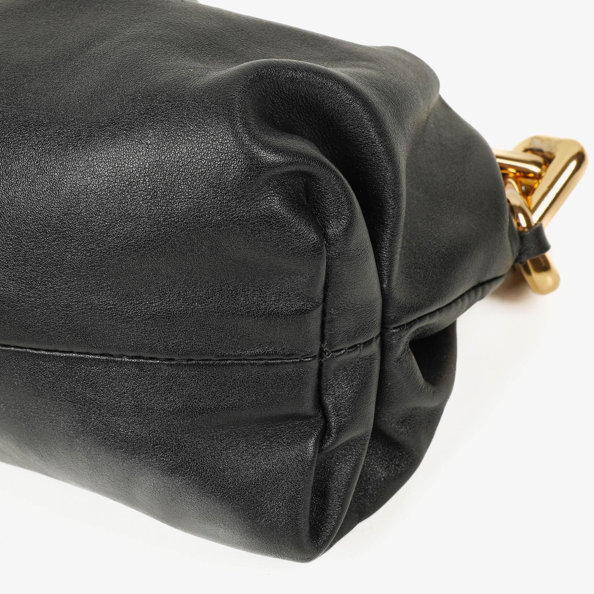 Bottega Veneta Chain Pouch Tasche aus schwarzem Leder