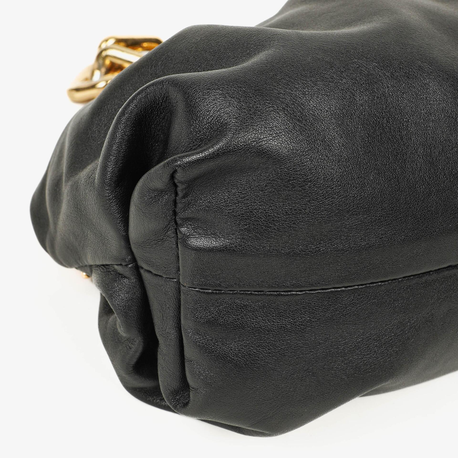 Bottega Veneta Chain Pouch Tasche aus schwarzem Leder