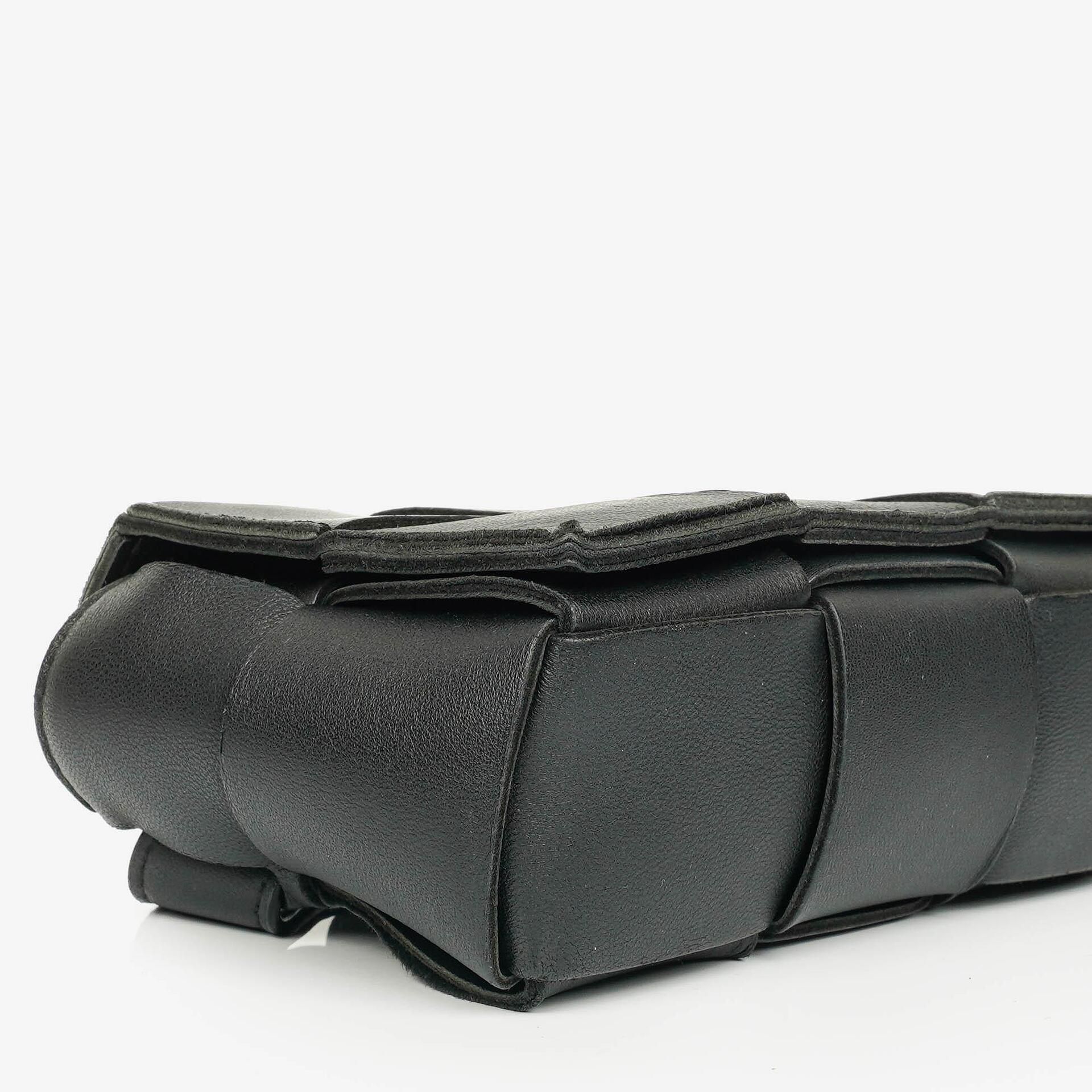 Bottega Veneta Schwarze Nappa Intreccio The Belt Cassette Umhängetasche