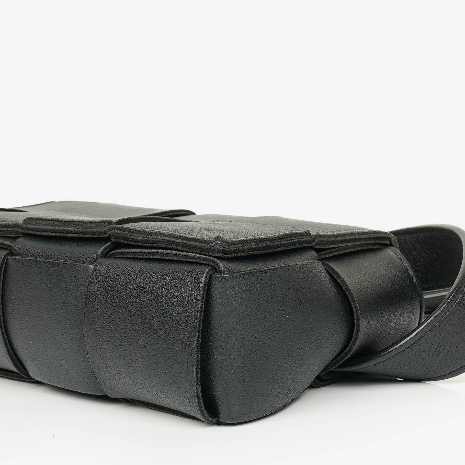 Bottega Veneta Schwarze Nappa Intreccio The Belt Cassette Umhängetasche