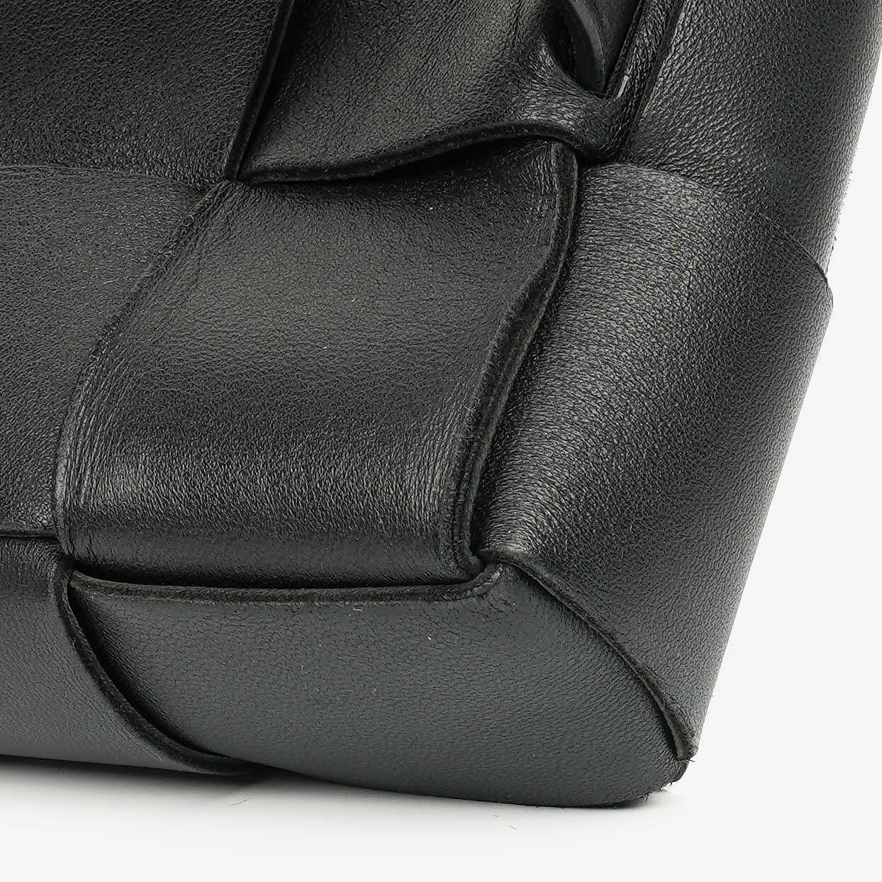 Bottega Veneta Schwarze Nappa Intreccio The Belt Cassette Umhängetasche