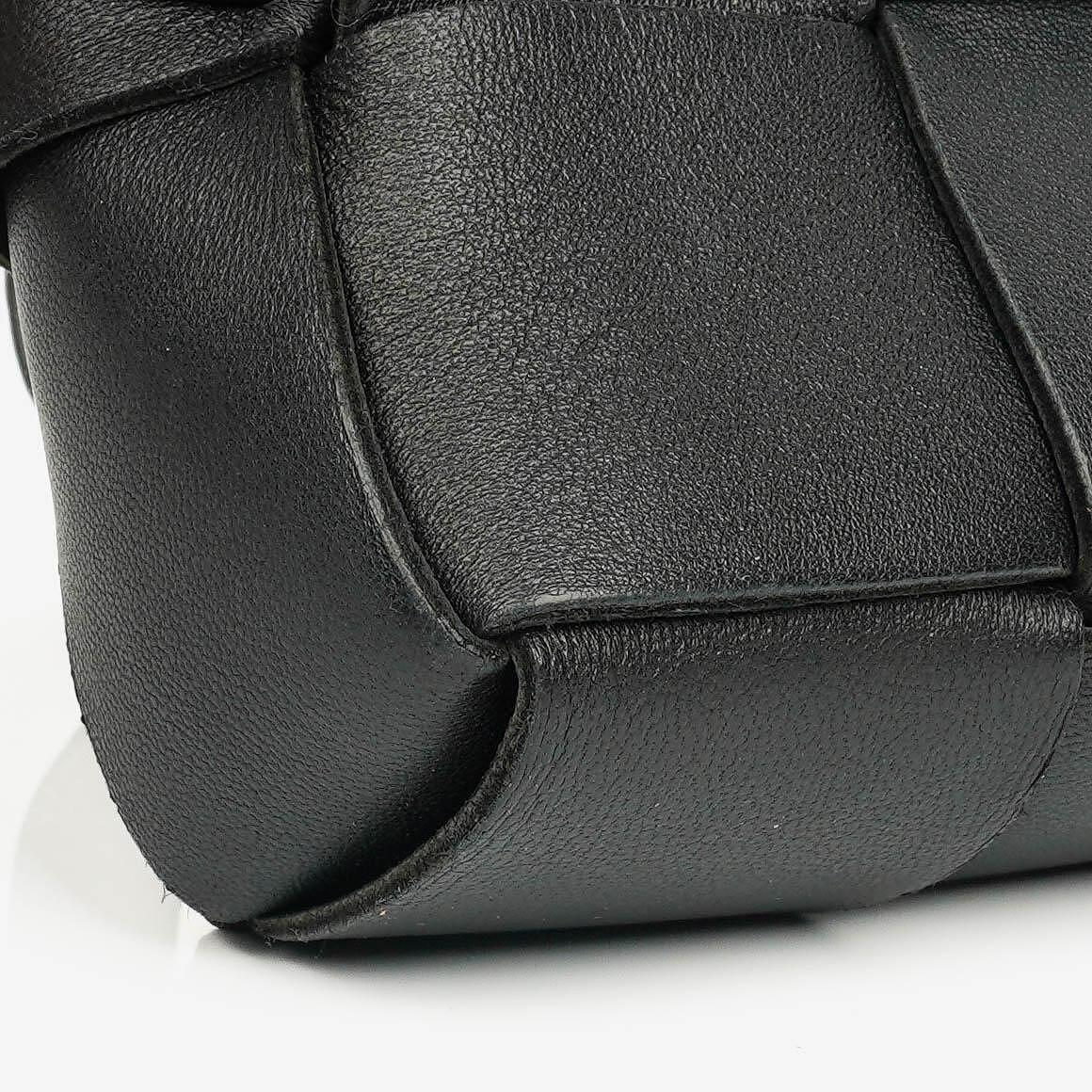 Bottega Veneta Schwarze Nappa Intreccio The Belt Cassette Umhängetasche