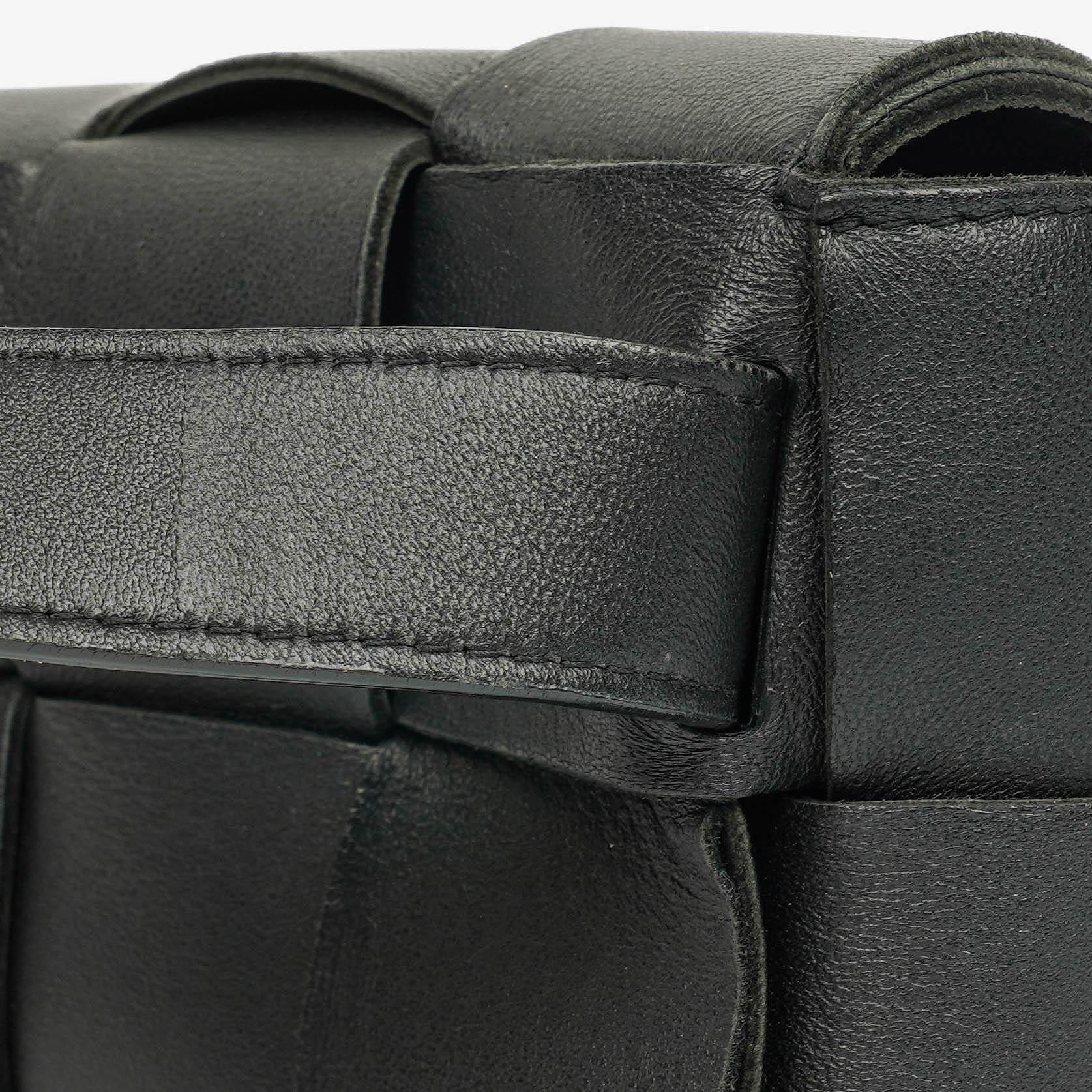Bottega Veneta Schwarze Nappa Intreccio The Belt Cassette Umhängetasche