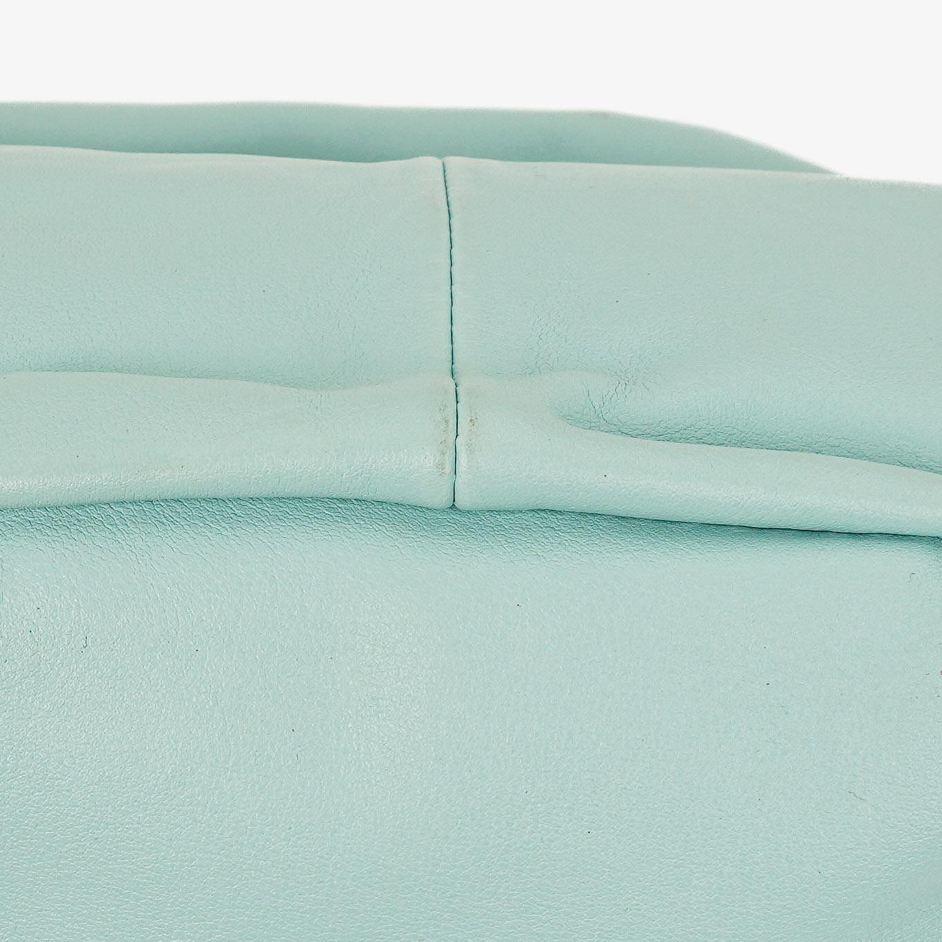 Bottega Veneta Double Knot Clutch aus blauem Leder