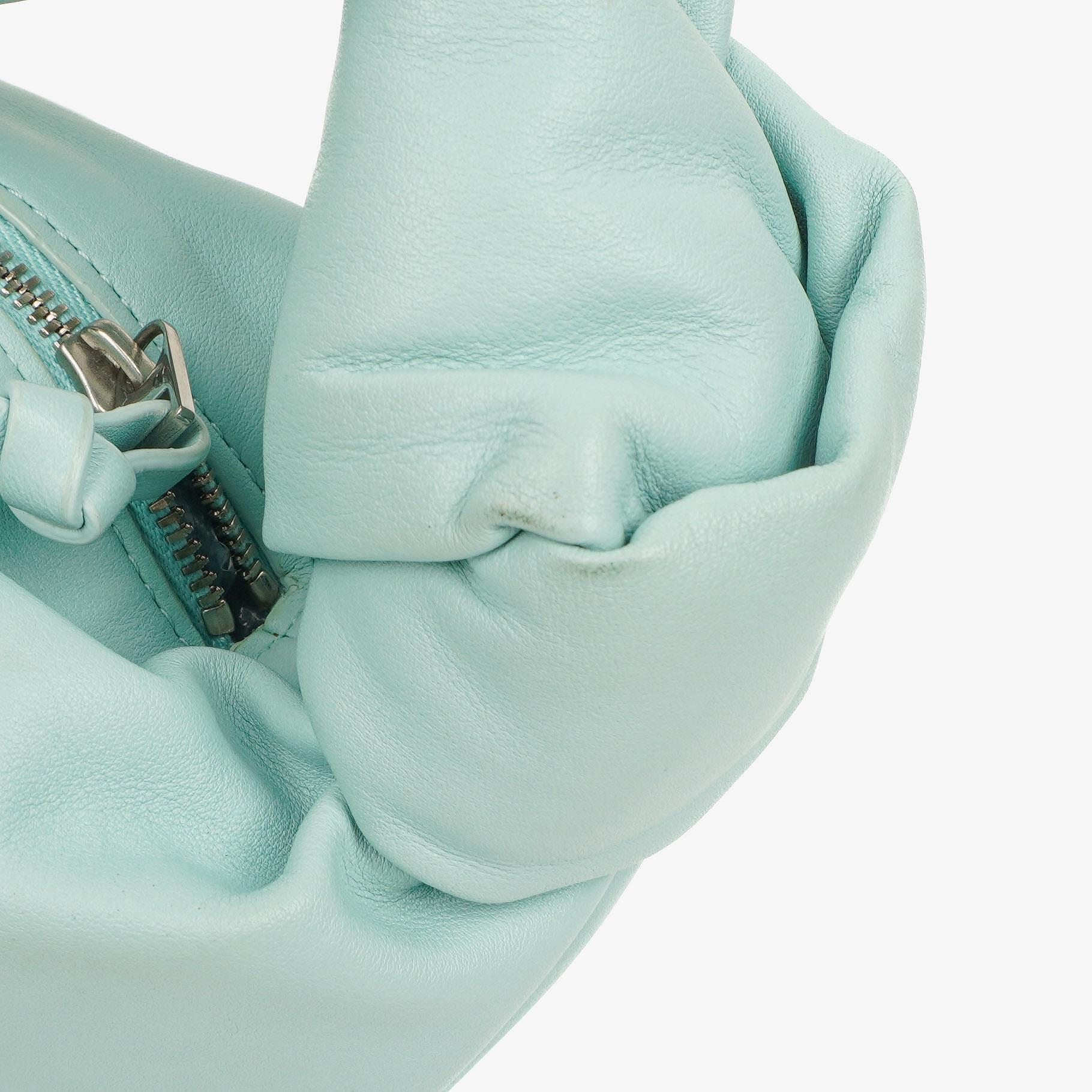 Bottega Veneta Double Knot Clutch aus blauem Leder