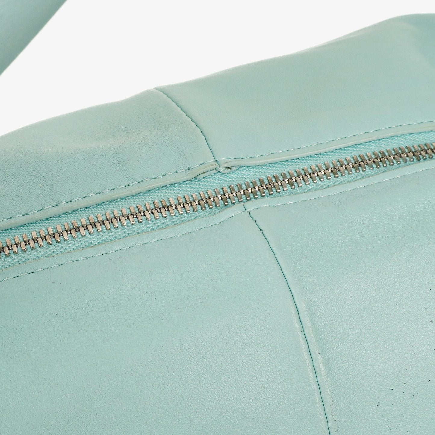 Bottega Veneta Double Knot Clutch aus blauem Leder