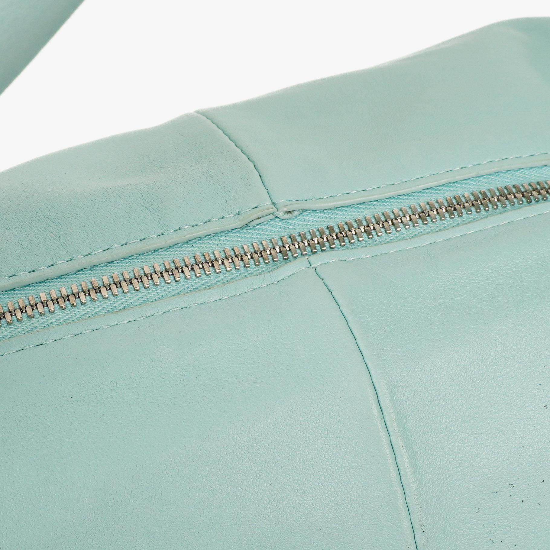 Bottega Veneta Double Knot Clutch aus blauem Leder
