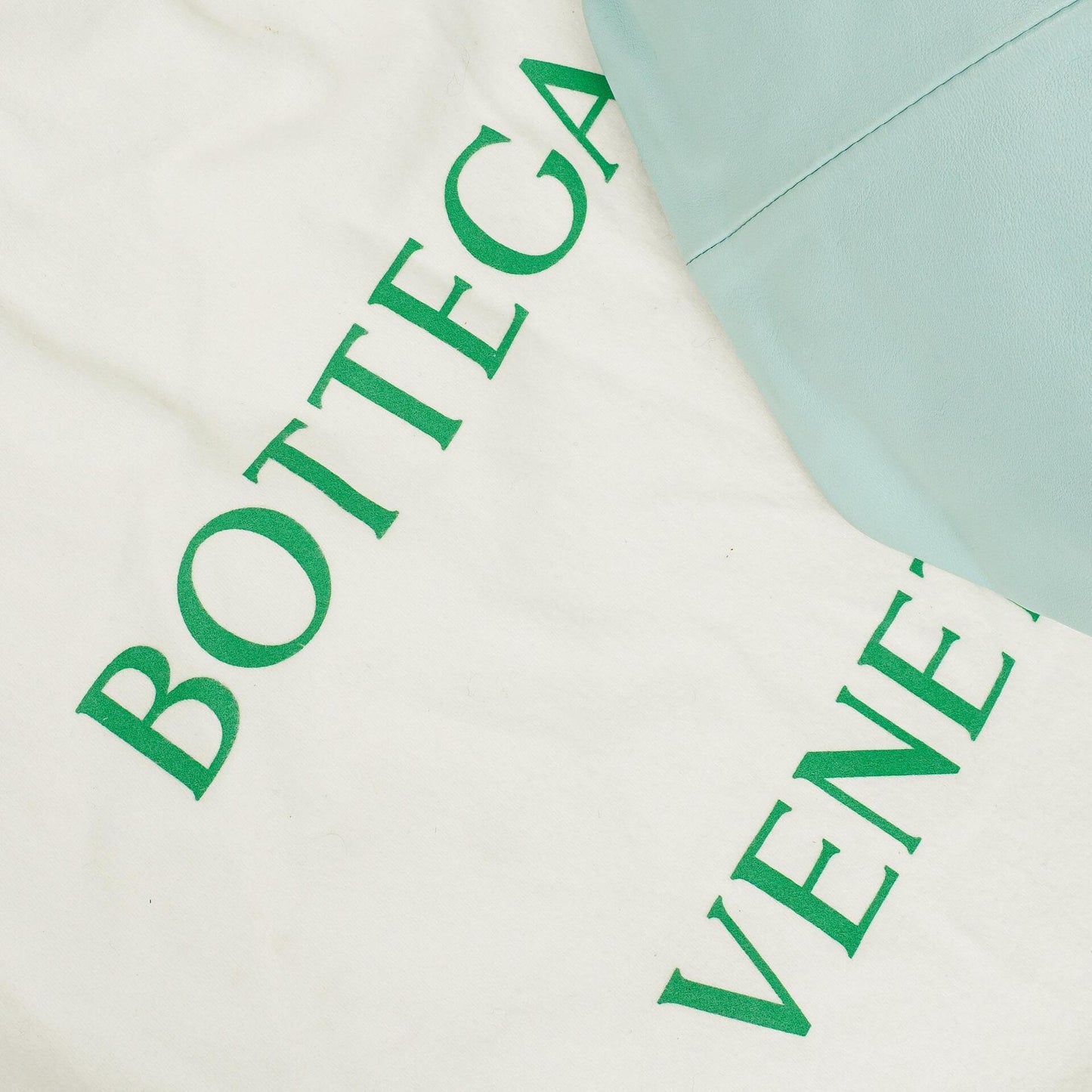 Bottega Veneta Double Knot Clutch aus blauem Leder