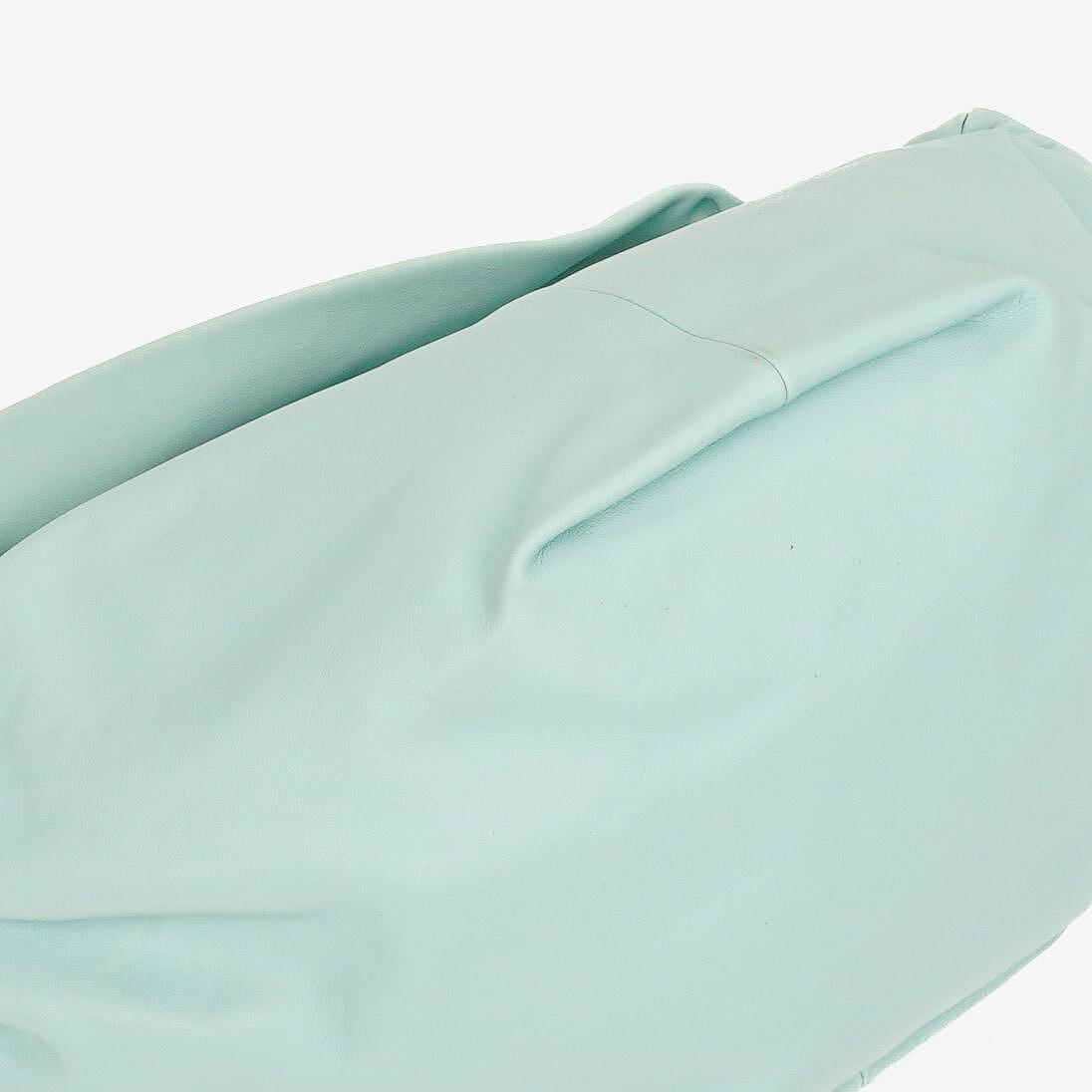 Bottega Veneta Double Knot Clutch aus blauem Leder