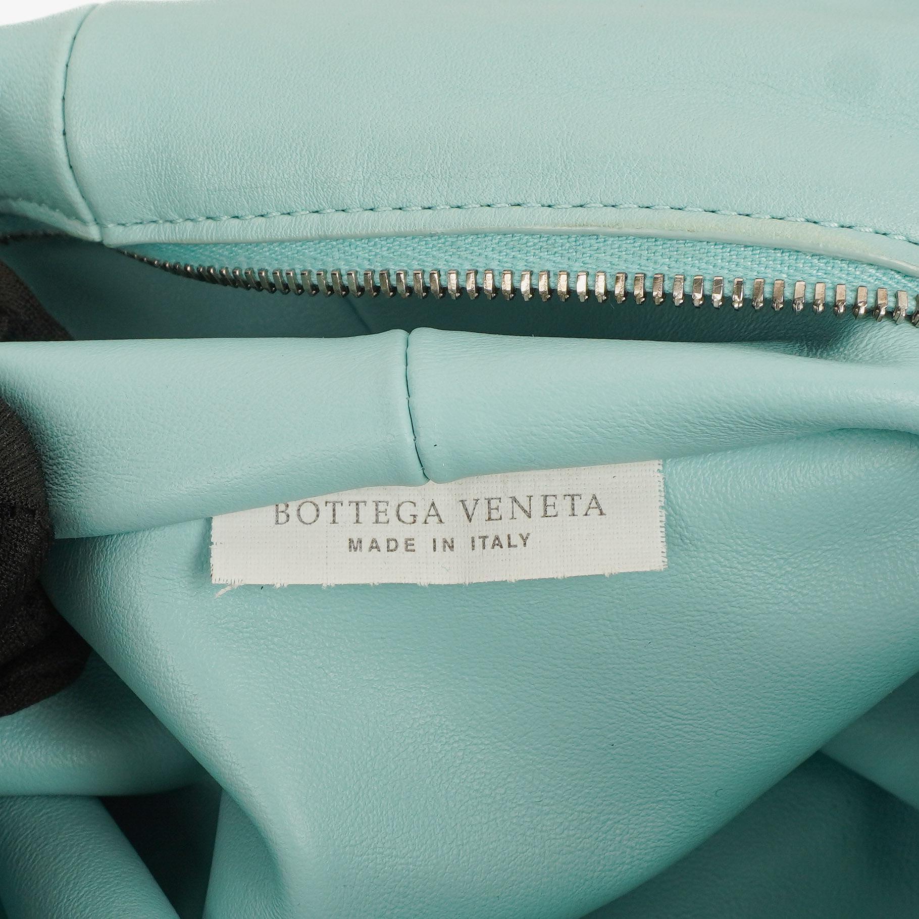 Bottega Veneta Double Knot Clutch aus blauem Leder