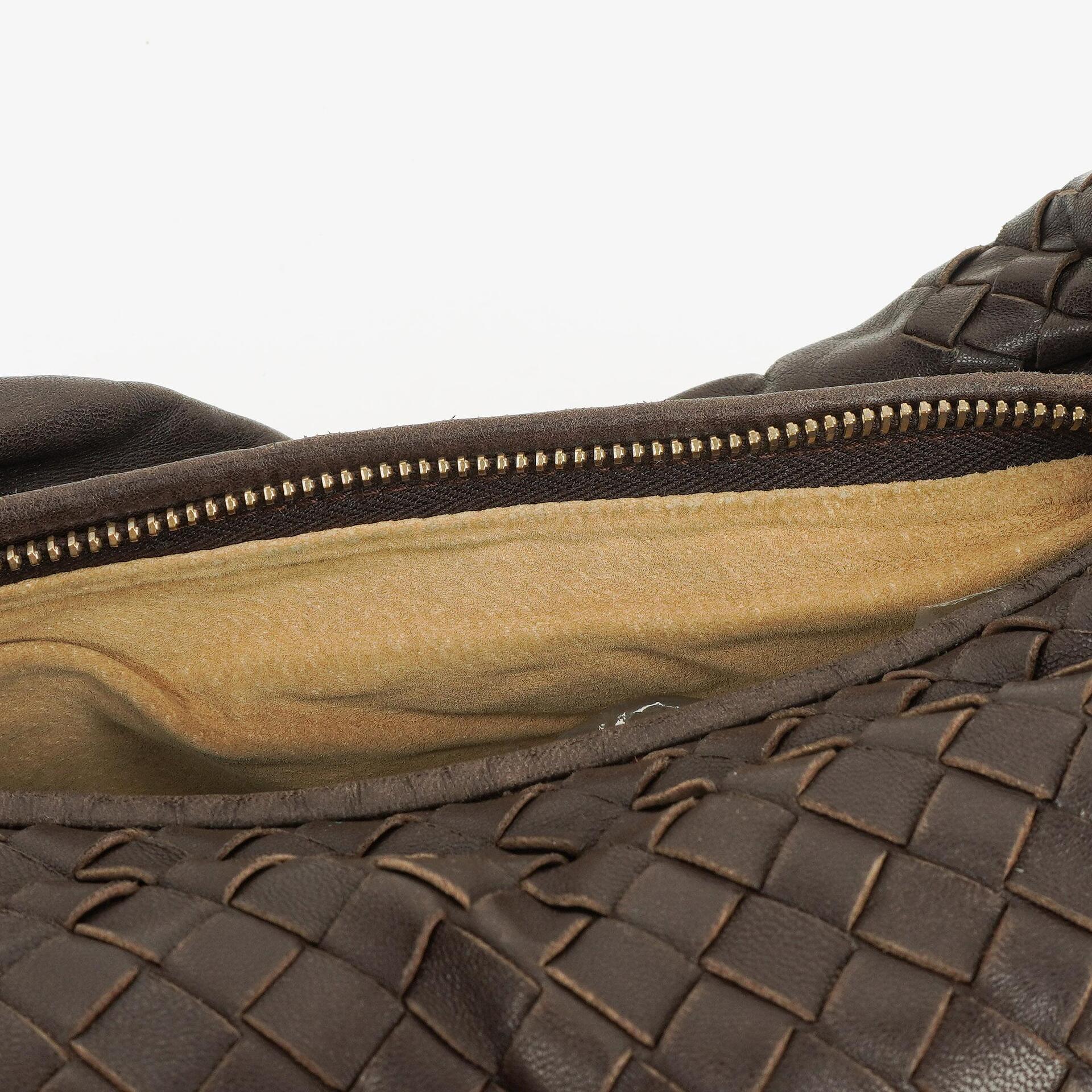 Bottega Veneta Medium Veneta Hobo Tasche aus braunem Nappa Intrecciato Leder