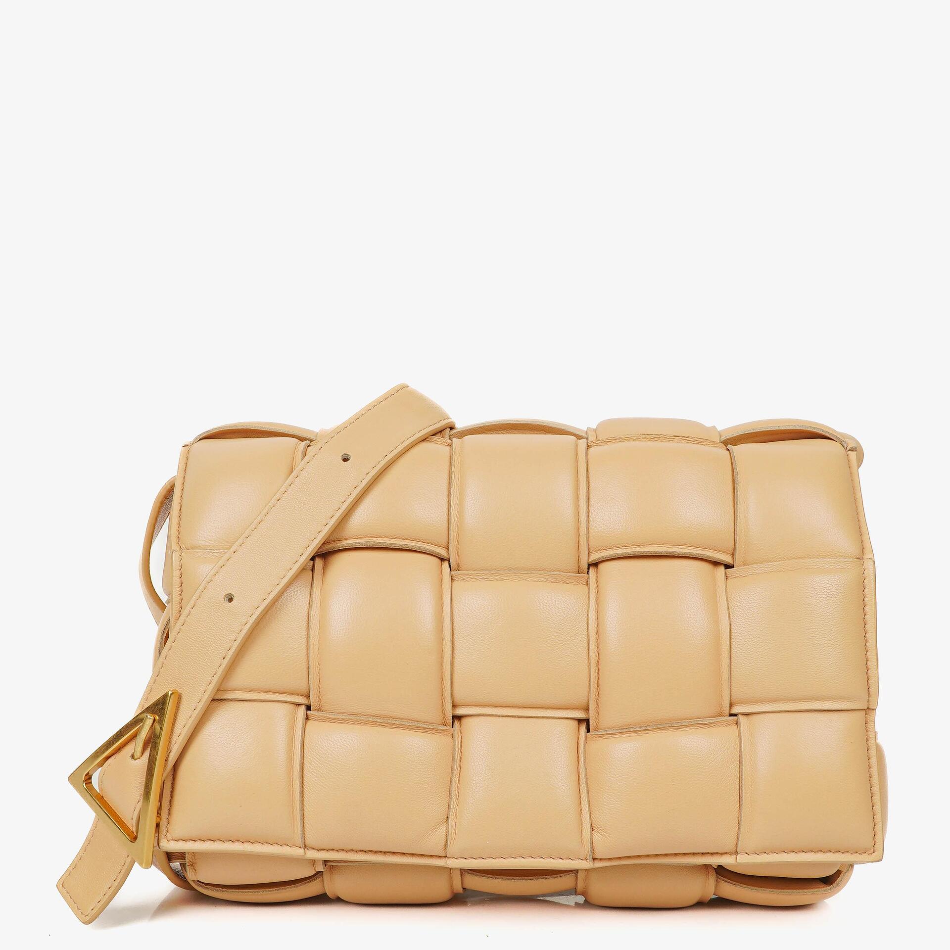 Bottega Veneta Cassette gepolsterte Umhängetasche aus beigem Intrecciato