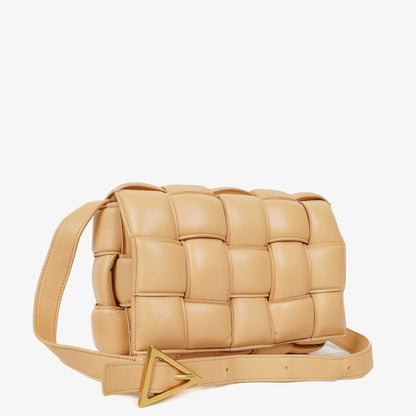 Bottega Veneta Cassette gepolsterte Umhängetasche aus beigem Intrecciato