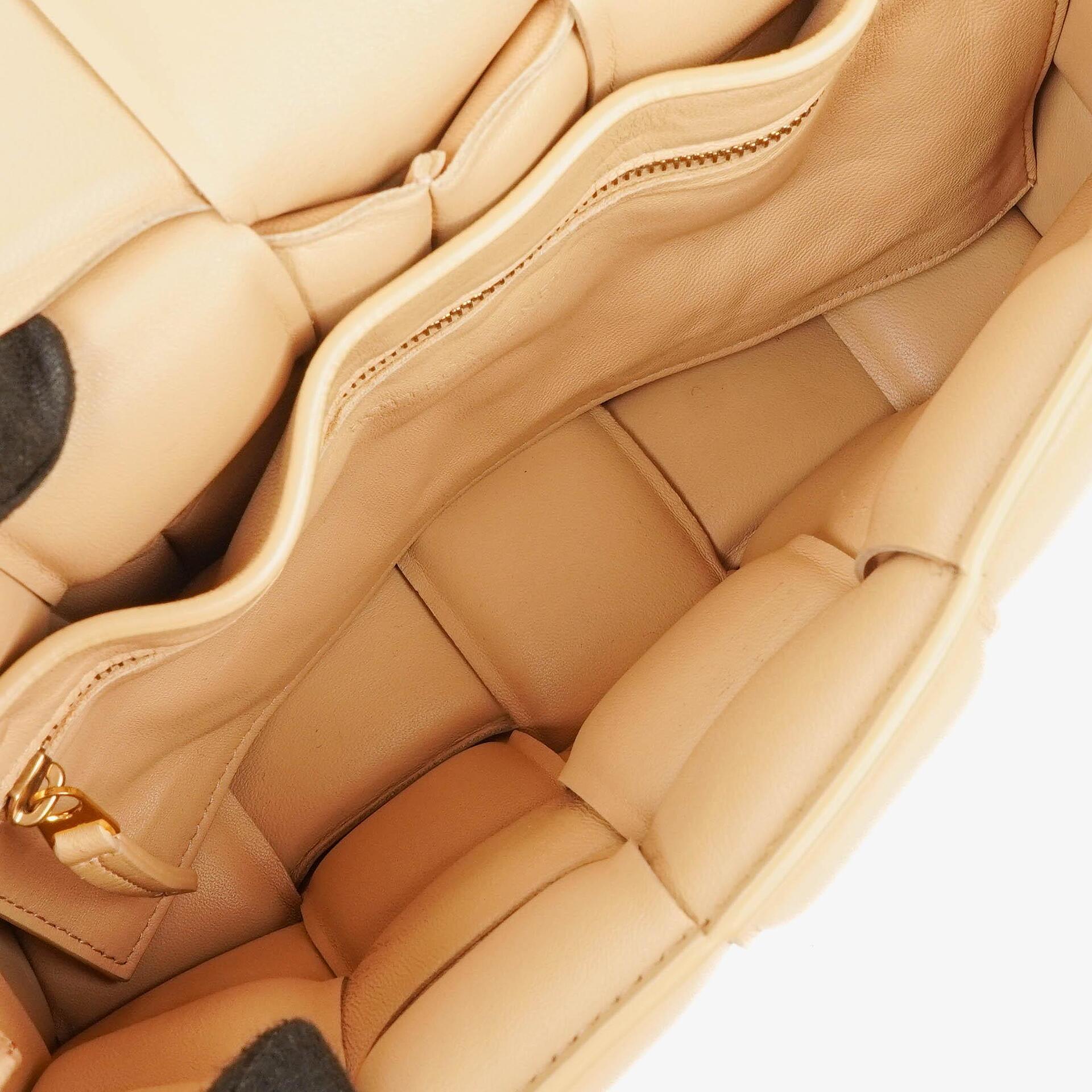 Bottega Veneta Cassette gepolsterte Umhängetasche aus beigem Intrecciato