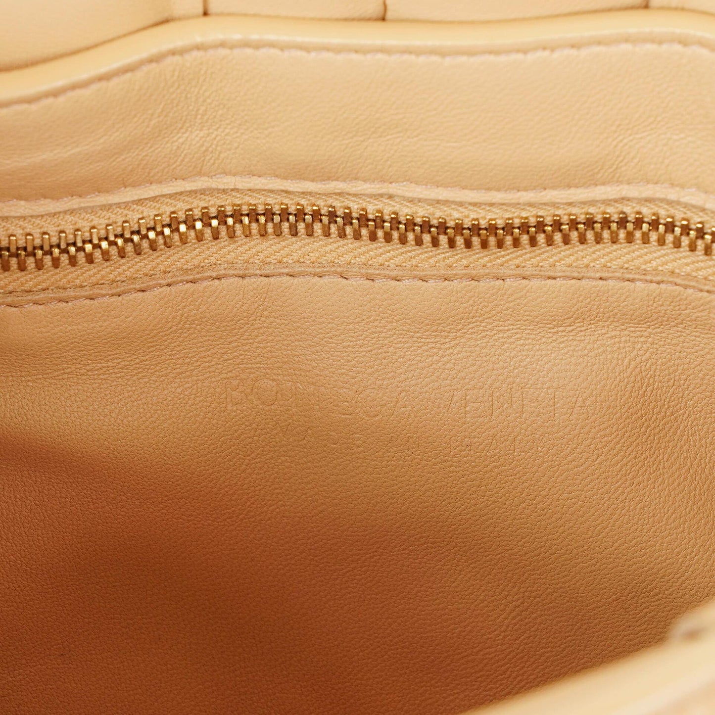 Bottega Veneta Cassette gepolsterte Umhängetasche aus beigem Intrecciato