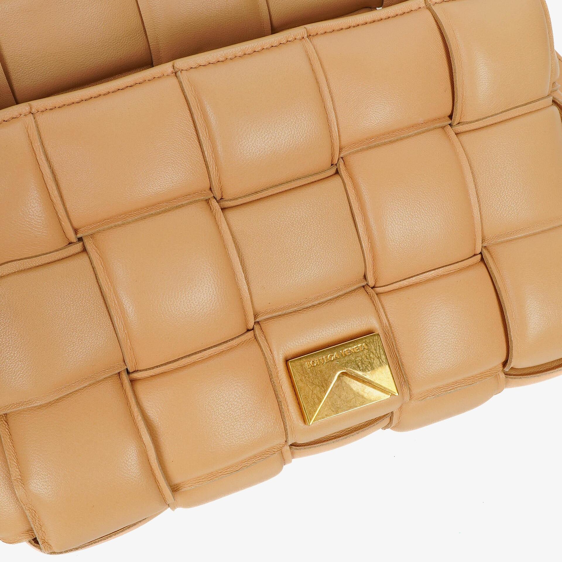 Bottega Veneta Cassette gepolsterte Umhängetasche aus beigem Intrecciato