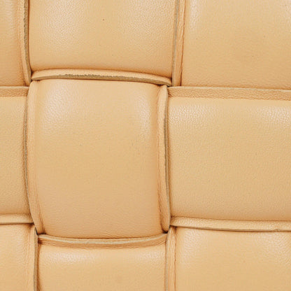 Bottega Veneta Cassette gepolsterte Umhängetasche aus beigem Intrecciato