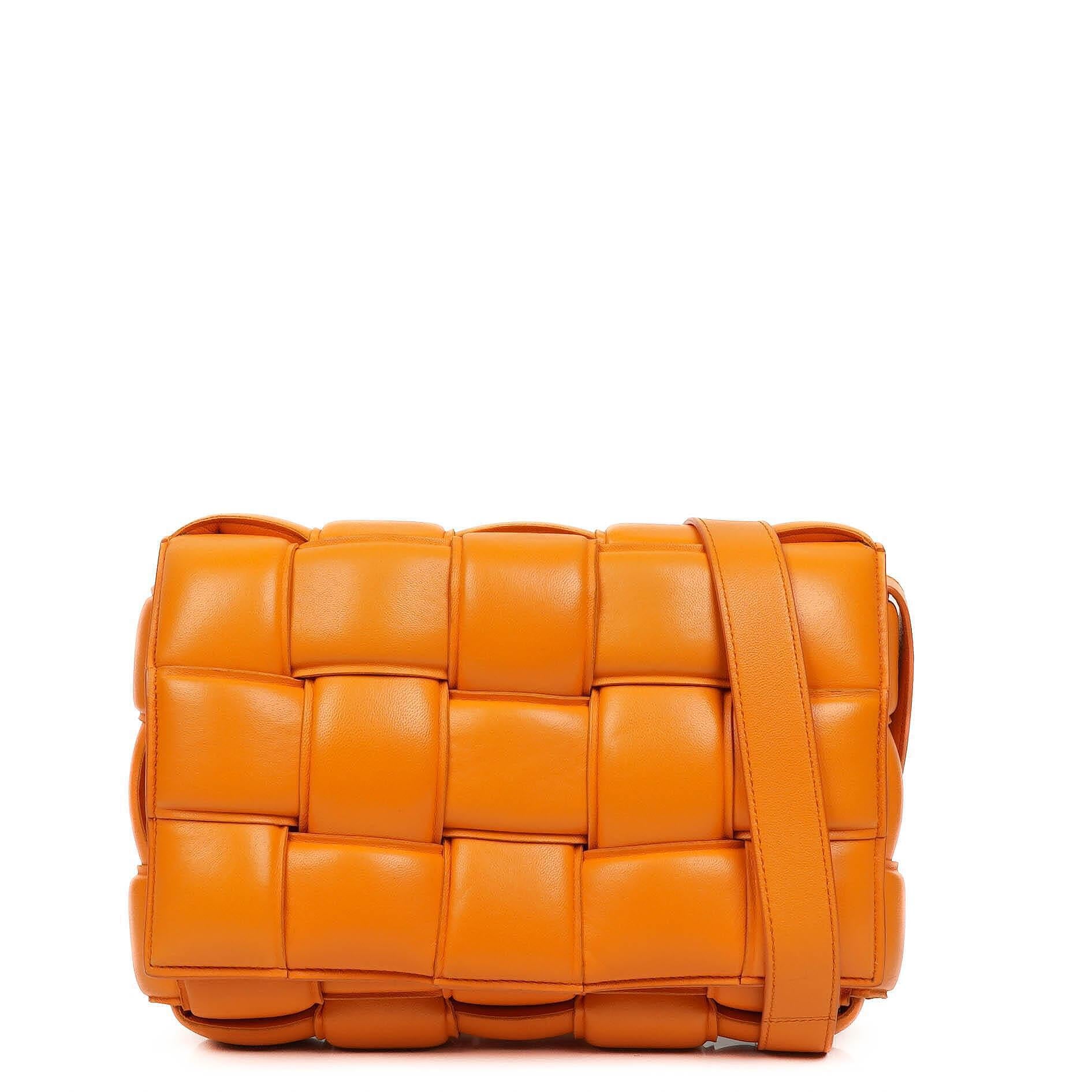 Bottega Veneta Cassette gepolsterte Intrecciato Umhängetasche in Orange