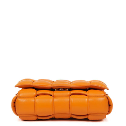 Bottega Veneta Cassette gepolsterte Intrecciato Umhängetasche in Orange