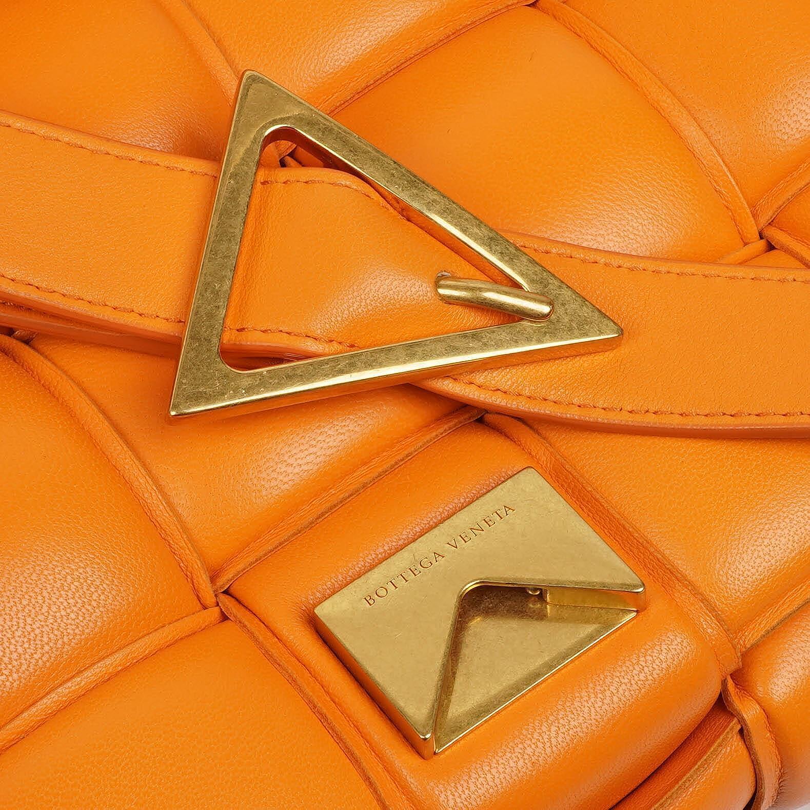 Bottega Veneta Cassette gepolsterte Intrecciato Umhängetasche in Orange