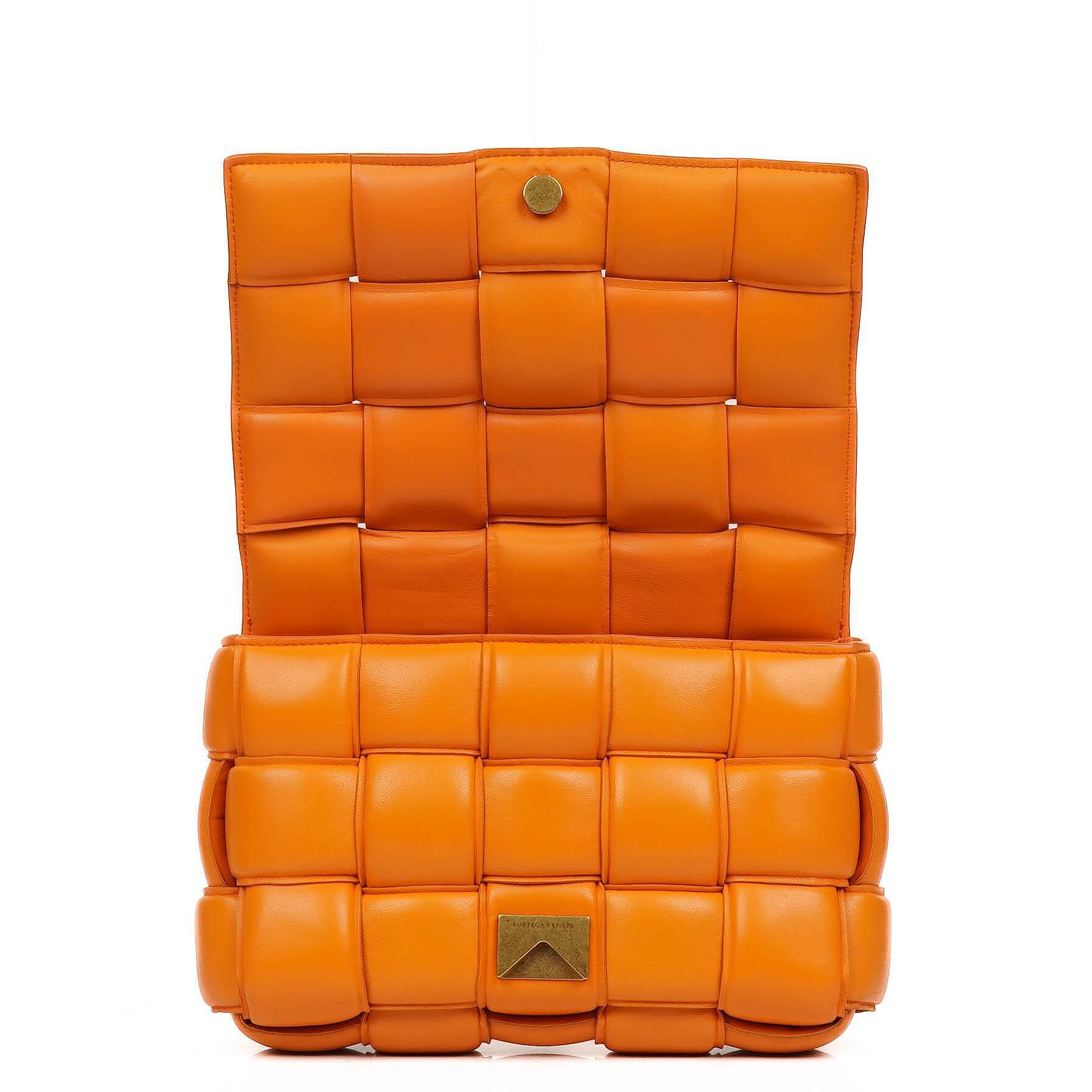 Bottega Veneta Cassette gepolsterte Intrecciato Umhängetasche in Orange