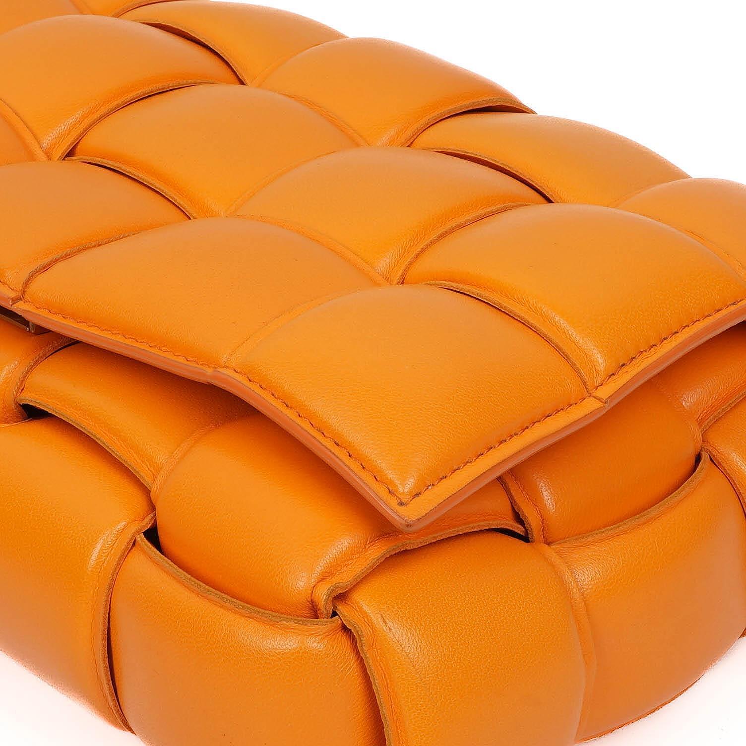Bottega Veneta Cassette gepolsterte Intrecciato Umhängetasche in Orange