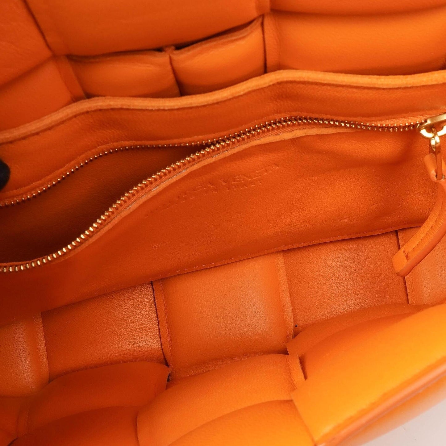 Bottega Veneta Cassette gepolsterte Intrecciato Umhängetasche in Orange