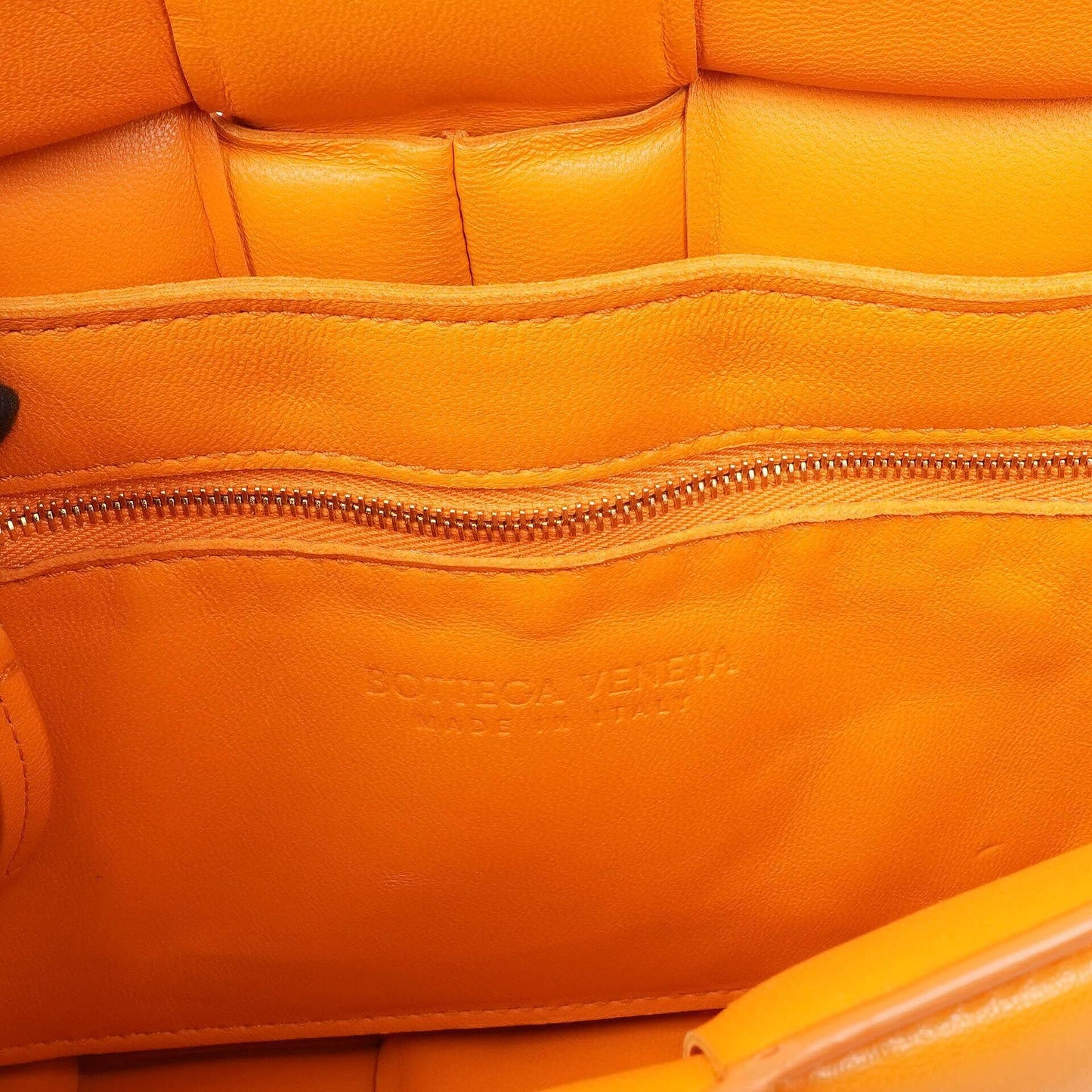 Bottega Veneta Cassette gepolsterte Intrecciato Umhängetasche in Orange