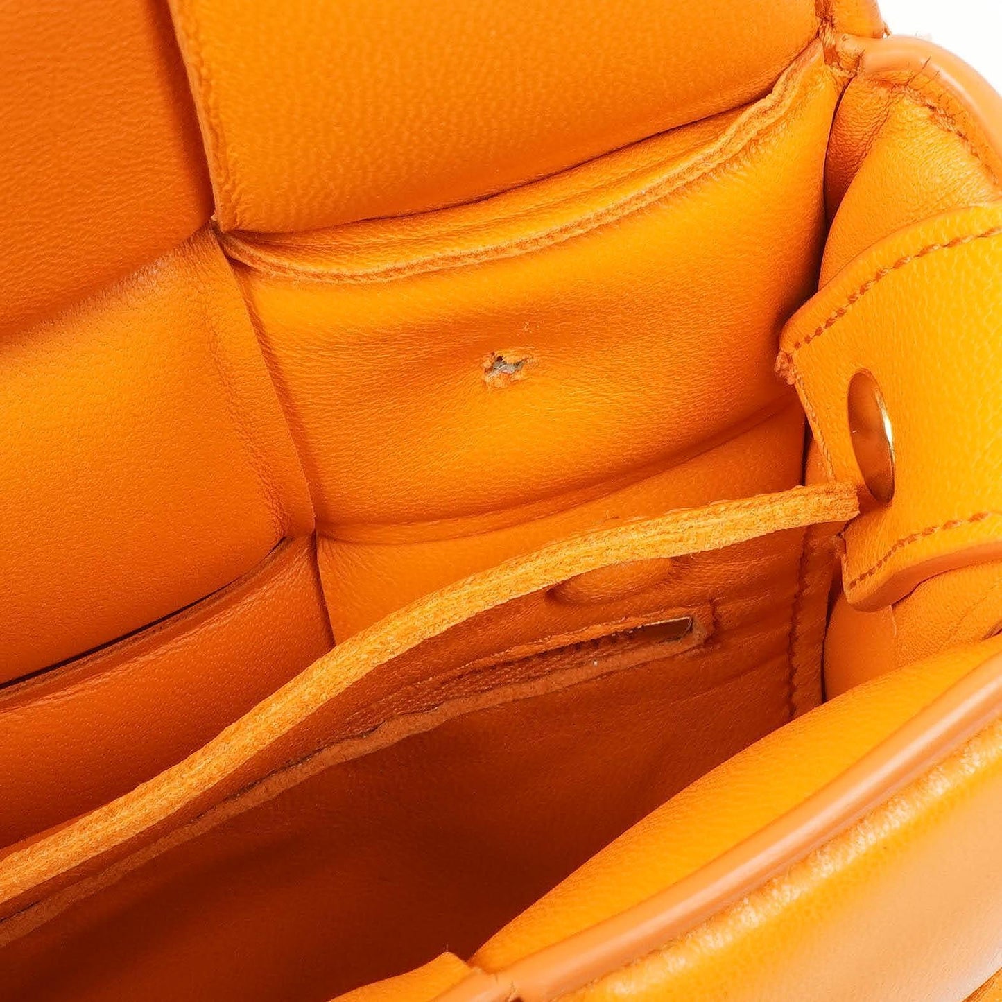 Bottega Veneta Cassette gepolsterte Intrecciato Umhängetasche in Orange