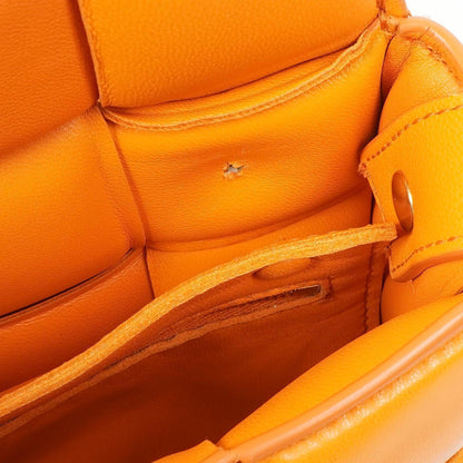 Bottega Veneta Cassette gepolsterte Intrecciato Umhängetasche in Orange
