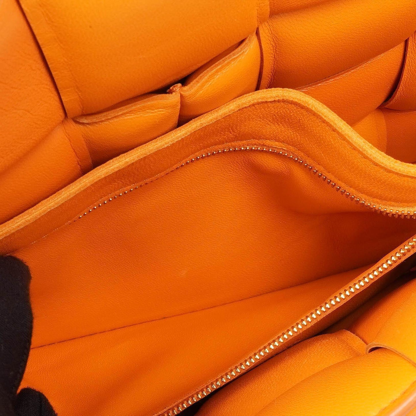 Bottega Veneta Cassette gepolsterte Intrecciato Umhängetasche in Orange