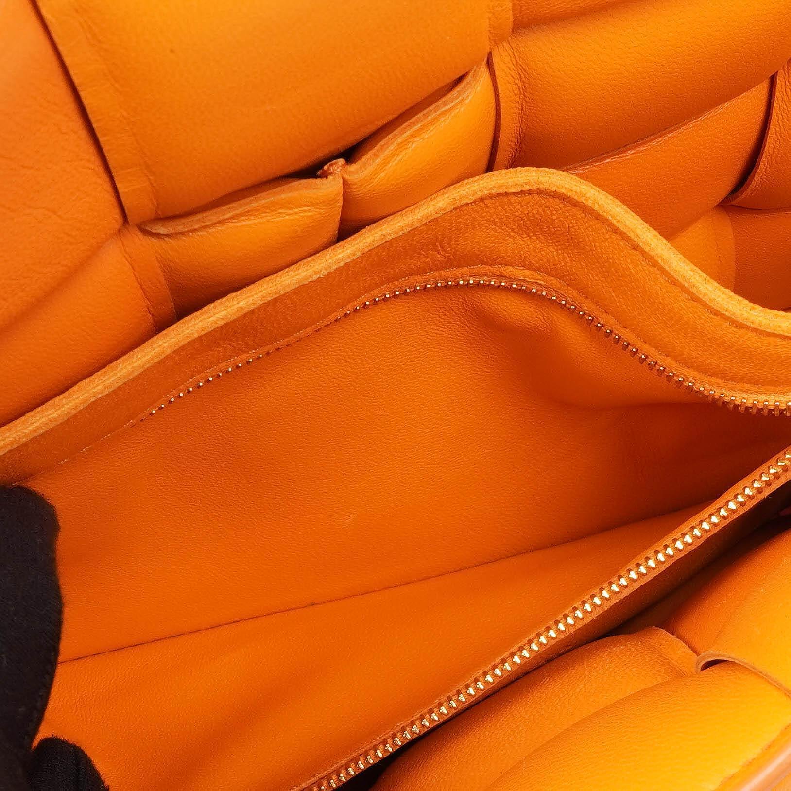 Bottega Veneta Cassette gepolsterte Intrecciato Umhängetasche in Orange