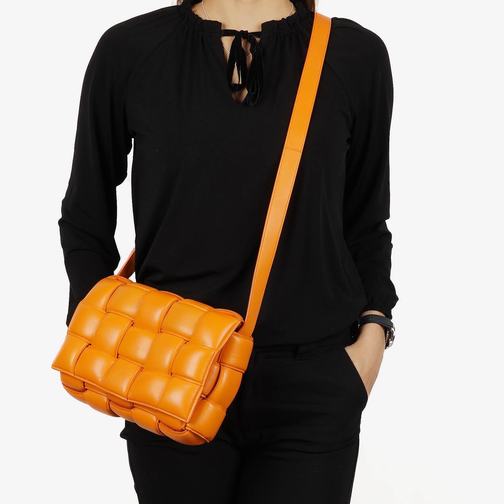 Bottega Veneta Cassette gepolsterte Intrecciato Umhängetasche in Orange