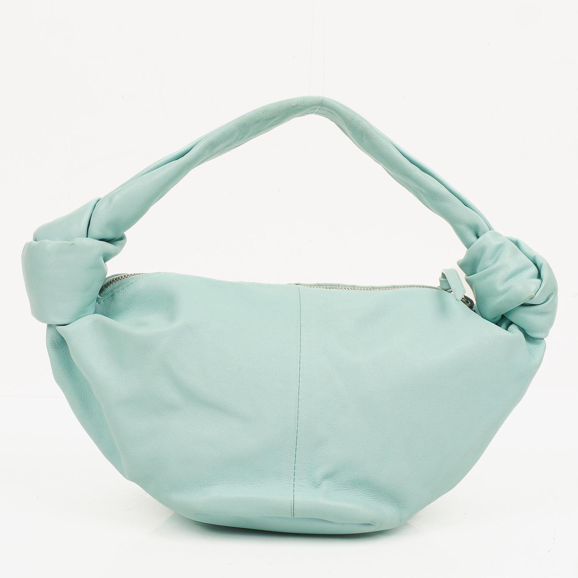 Bottega Veneta Double Knot Clutch aus celesteblauem Leder