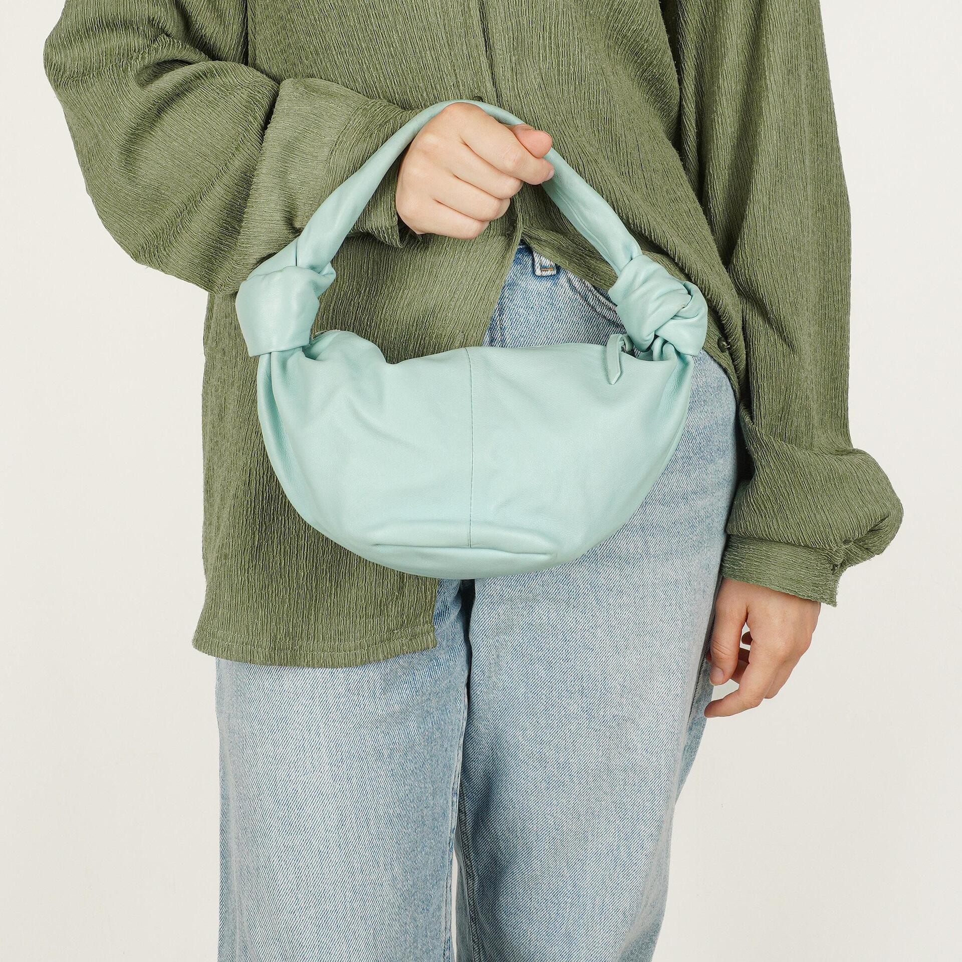 Bottega Veneta Double Knot Clutch aus celesteblauem Leder