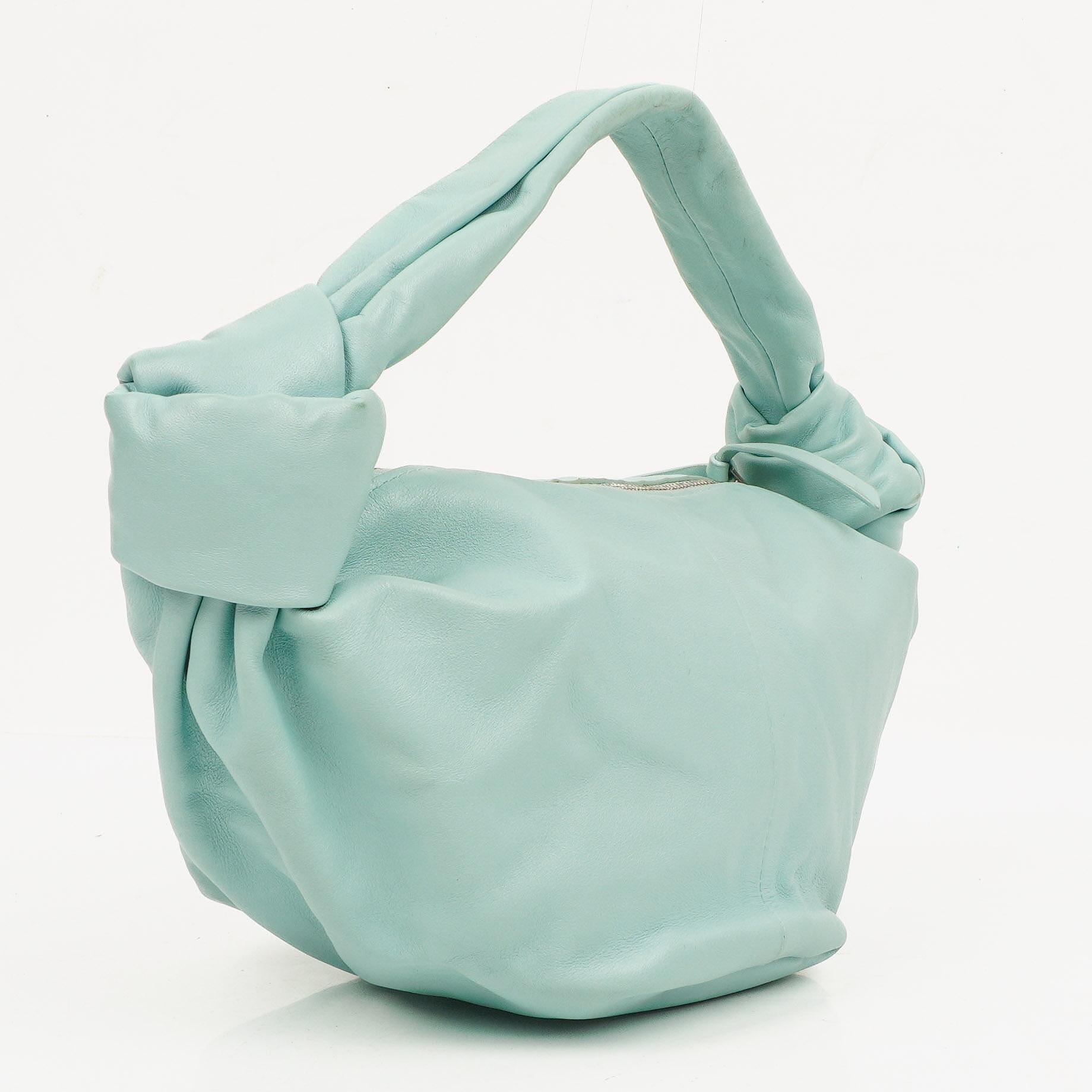 Bottega Veneta Double Knot Clutch aus celesteblauem Leder