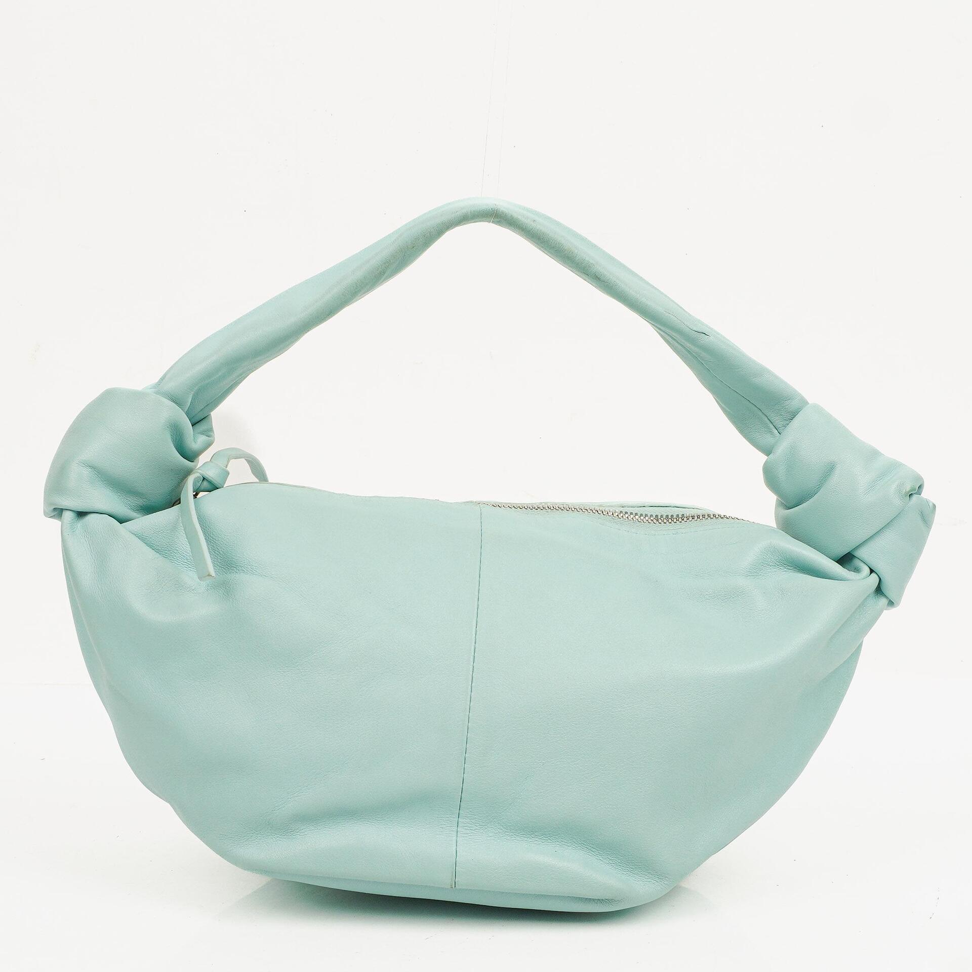 Bottega Veneta Double Knot Clutch aus celesteblauem Leder