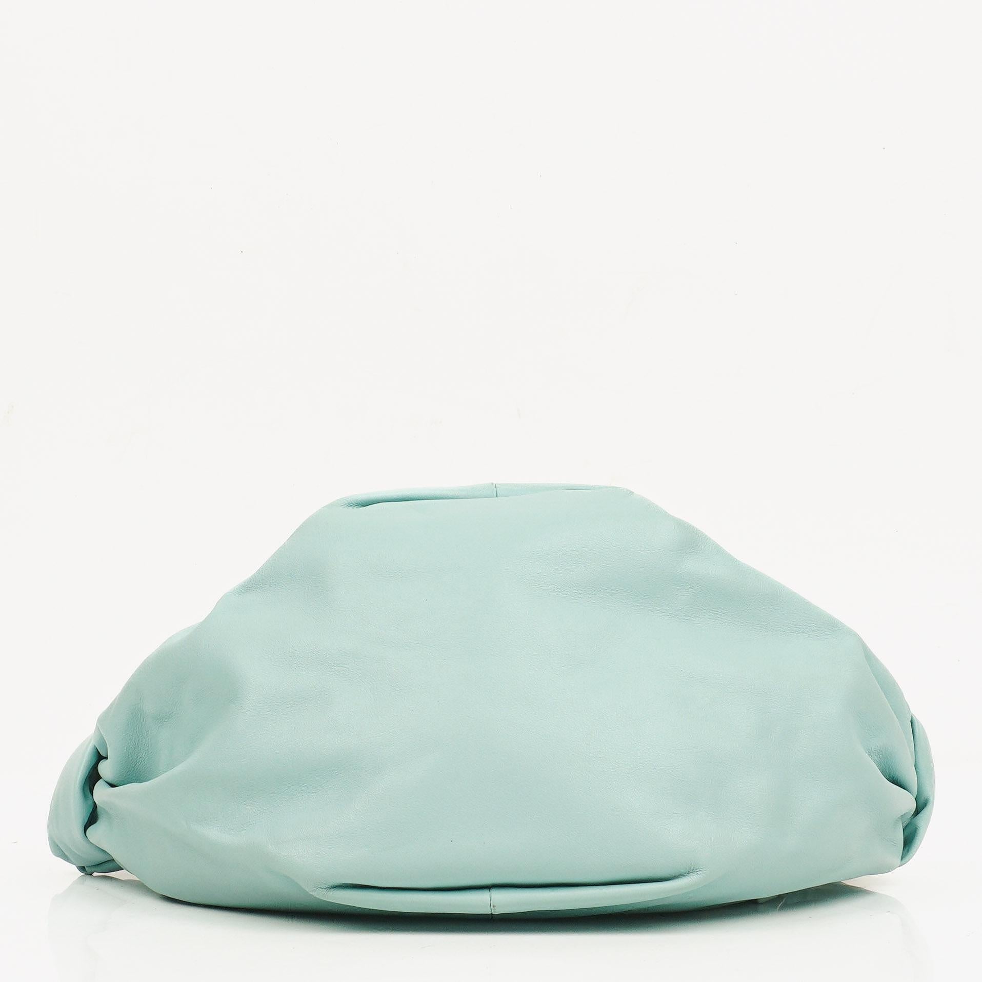 Bottega Veneta Double Knot Clutch aus celesteblauem Leder