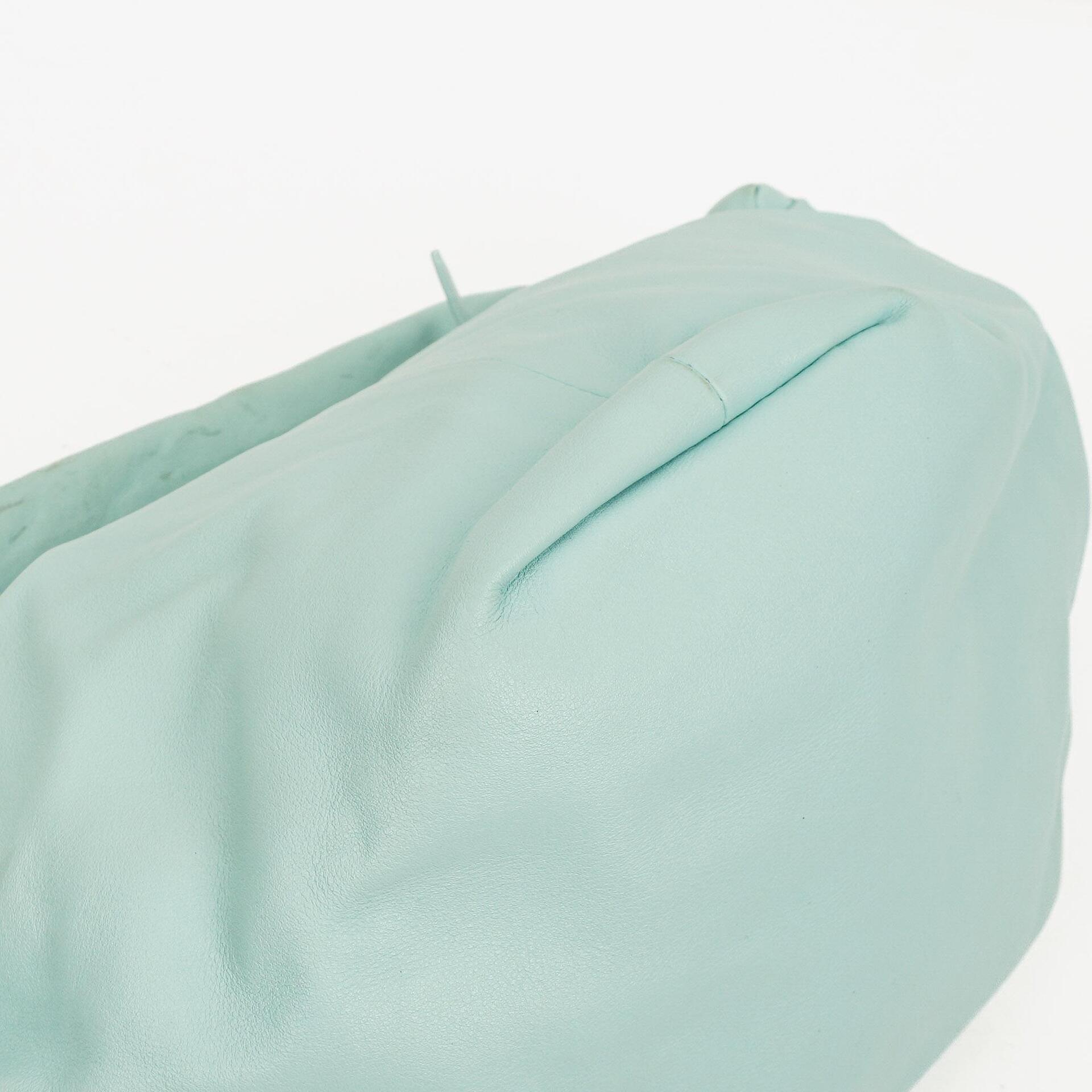 Bottega Veneta Double Knot Clutch aus celesteblauem Leder